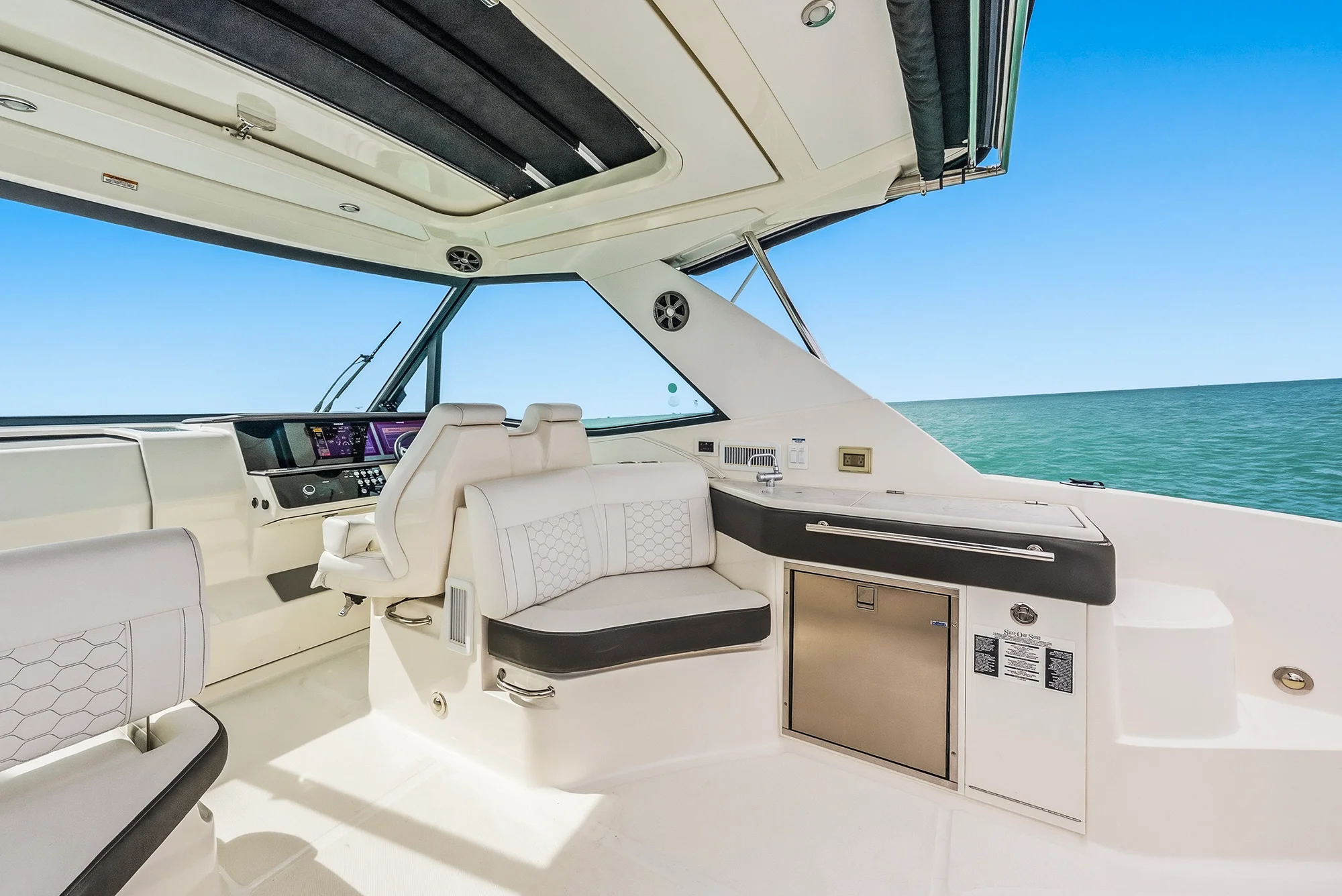 2022 Sea Ray 320 DA OB Image Thumbnail #39