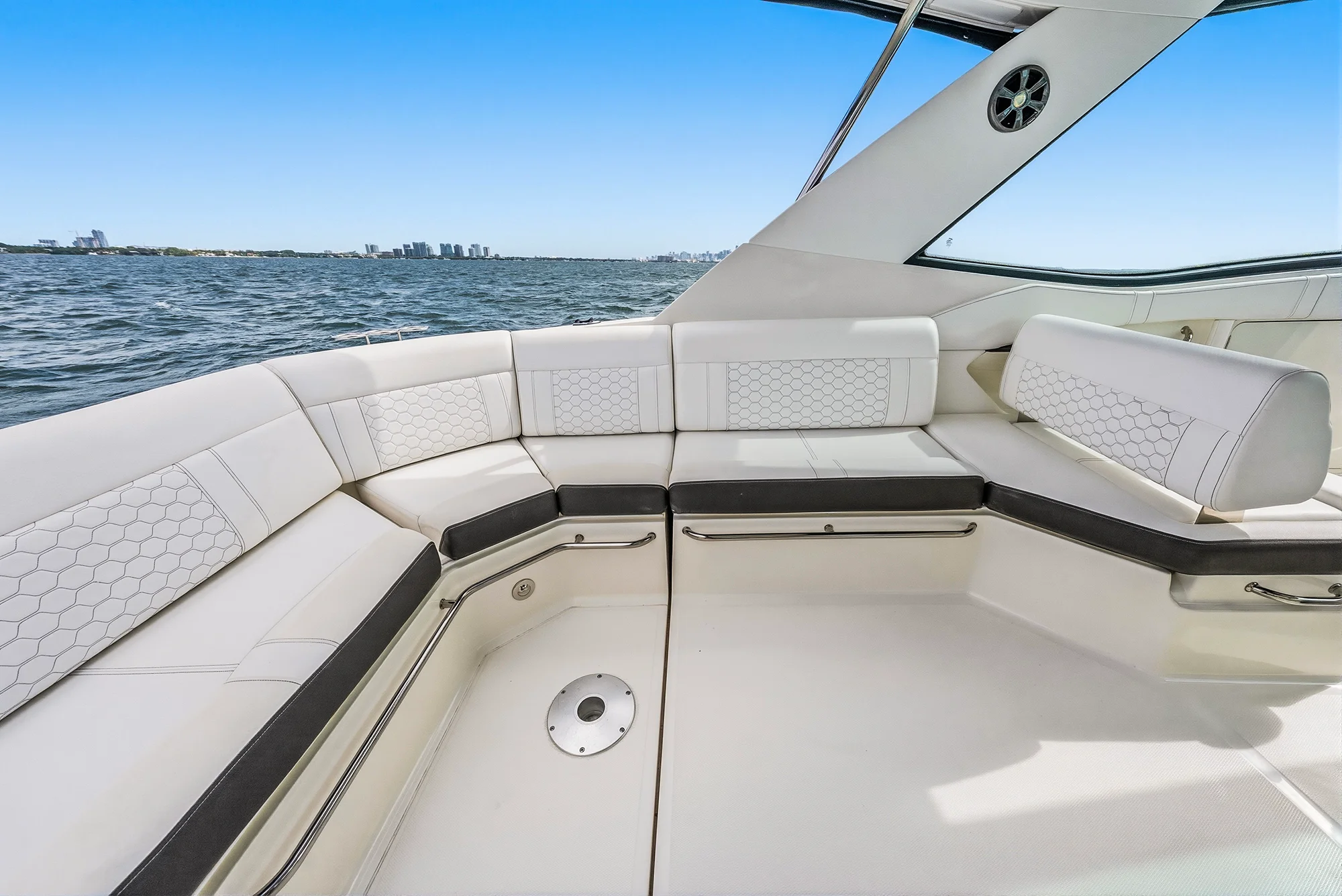 2022 Sea Ray 320 DA OB Image Thumbnail #50