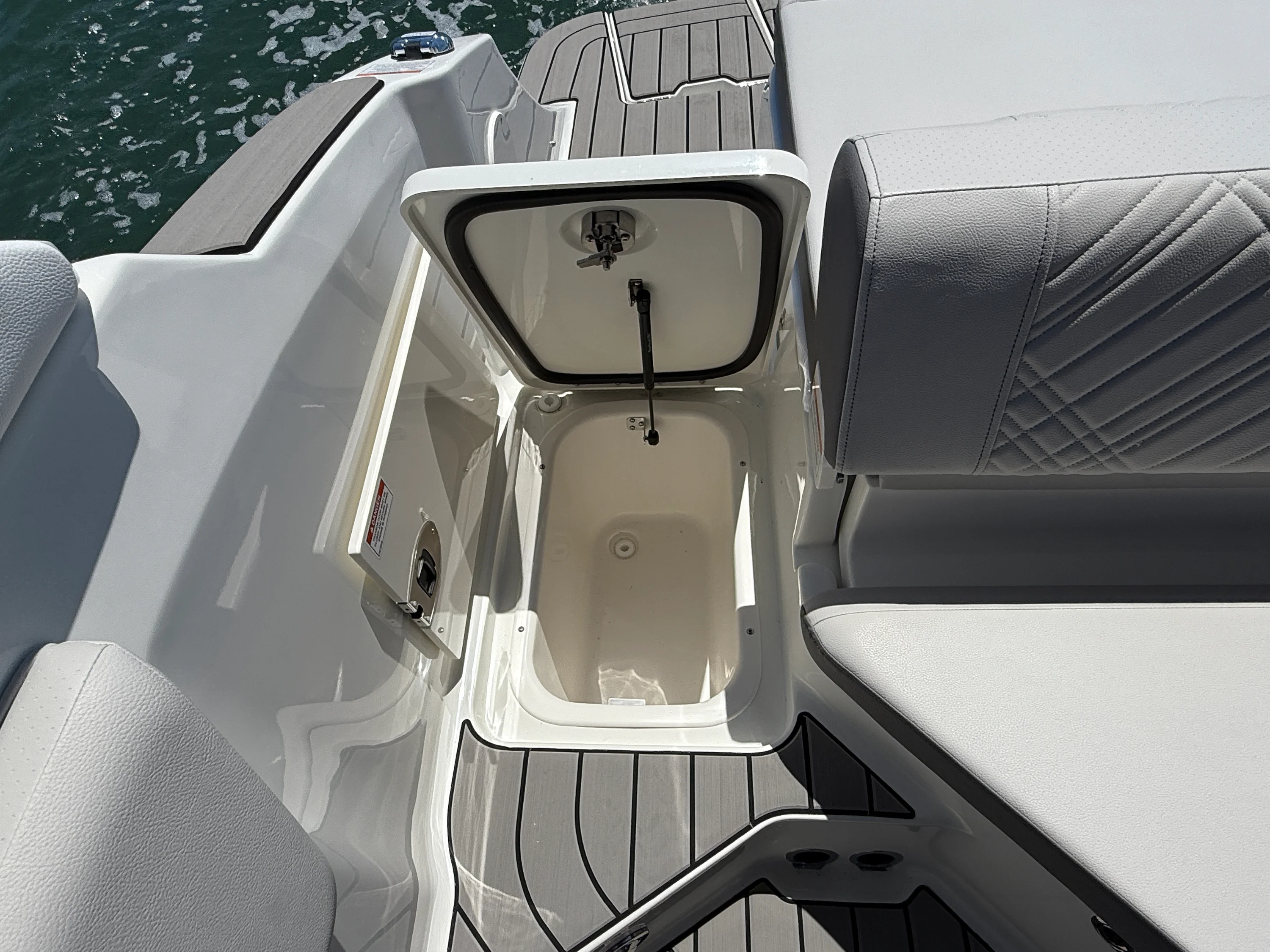 2026 Sea Ray SDX 230 Outboard Image Thumbnail #11
