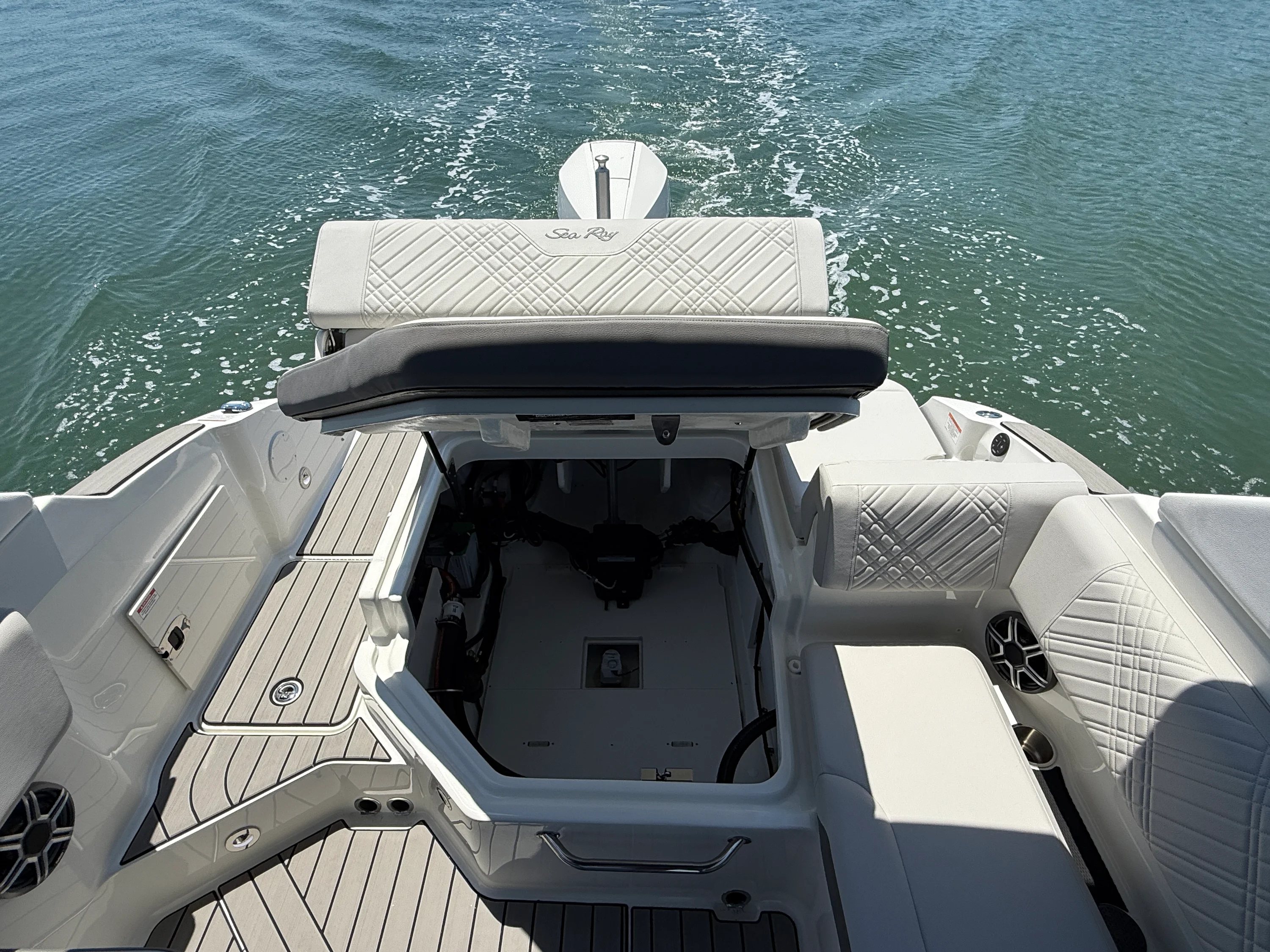 2026 Sea Ray SDX 230 Outboard Image Thumbnail #16