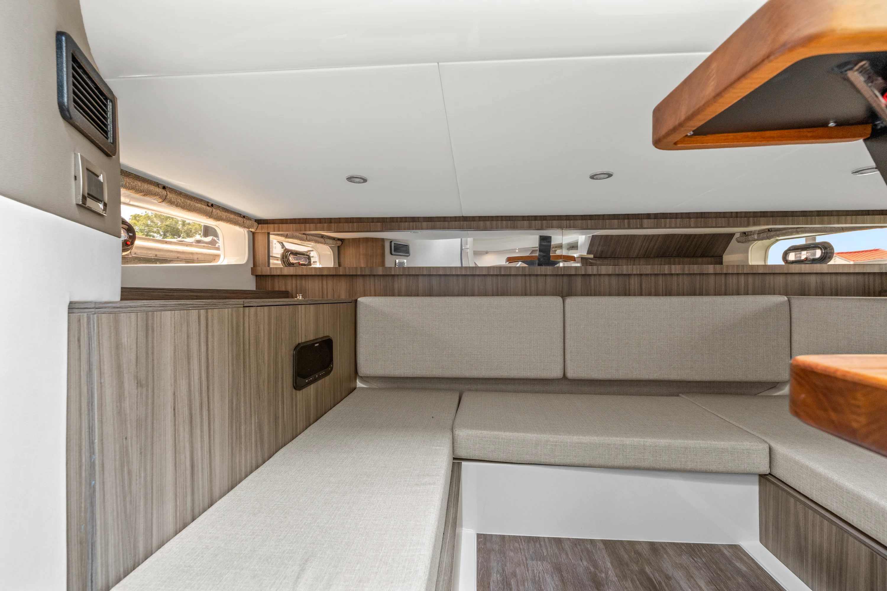 2026 Sea Ray Sundancer 370 Outboard Image Thumbnail #31