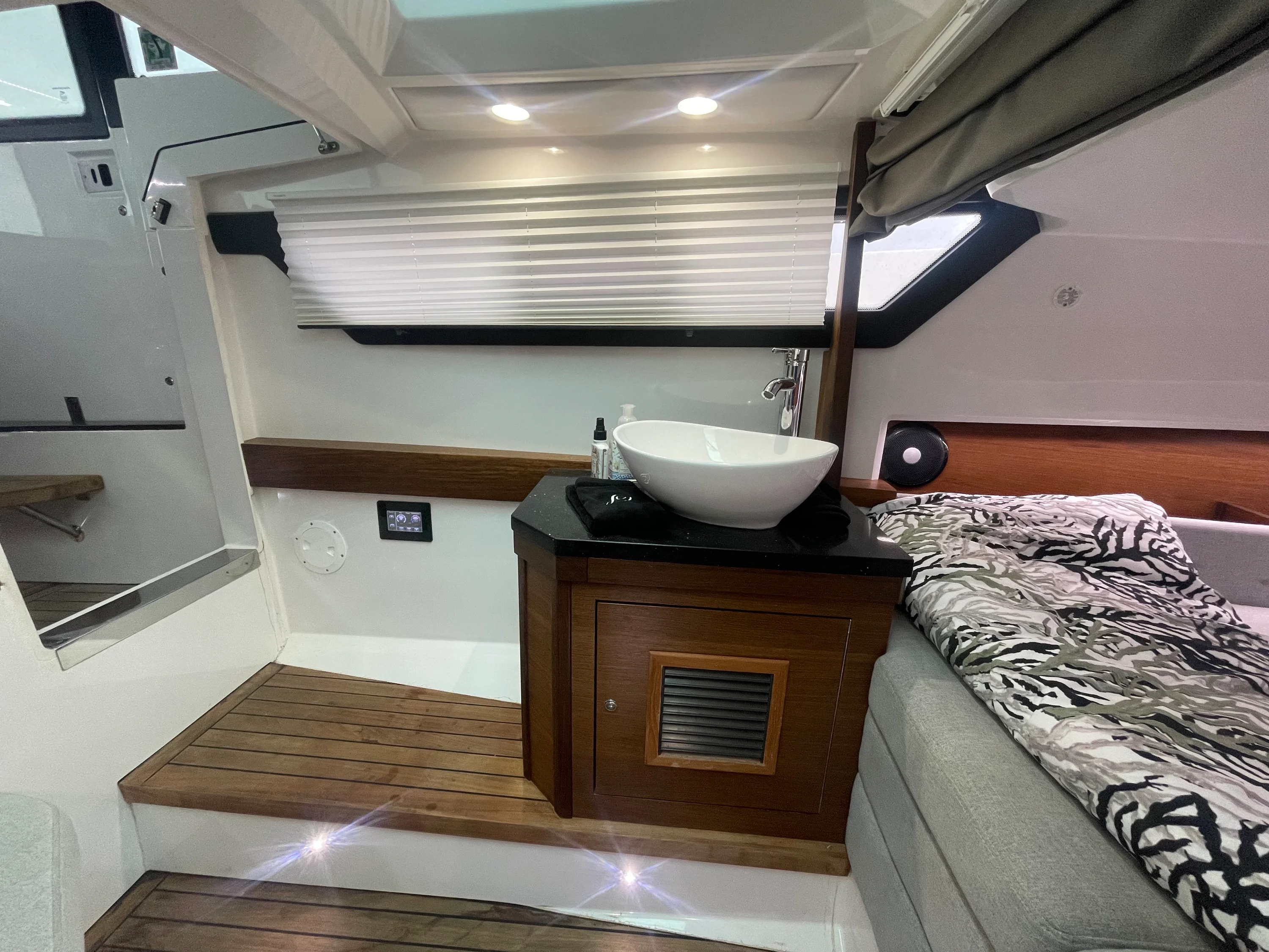 2020 Axopar 37 CROSS CABIN Image Thumbnail #23