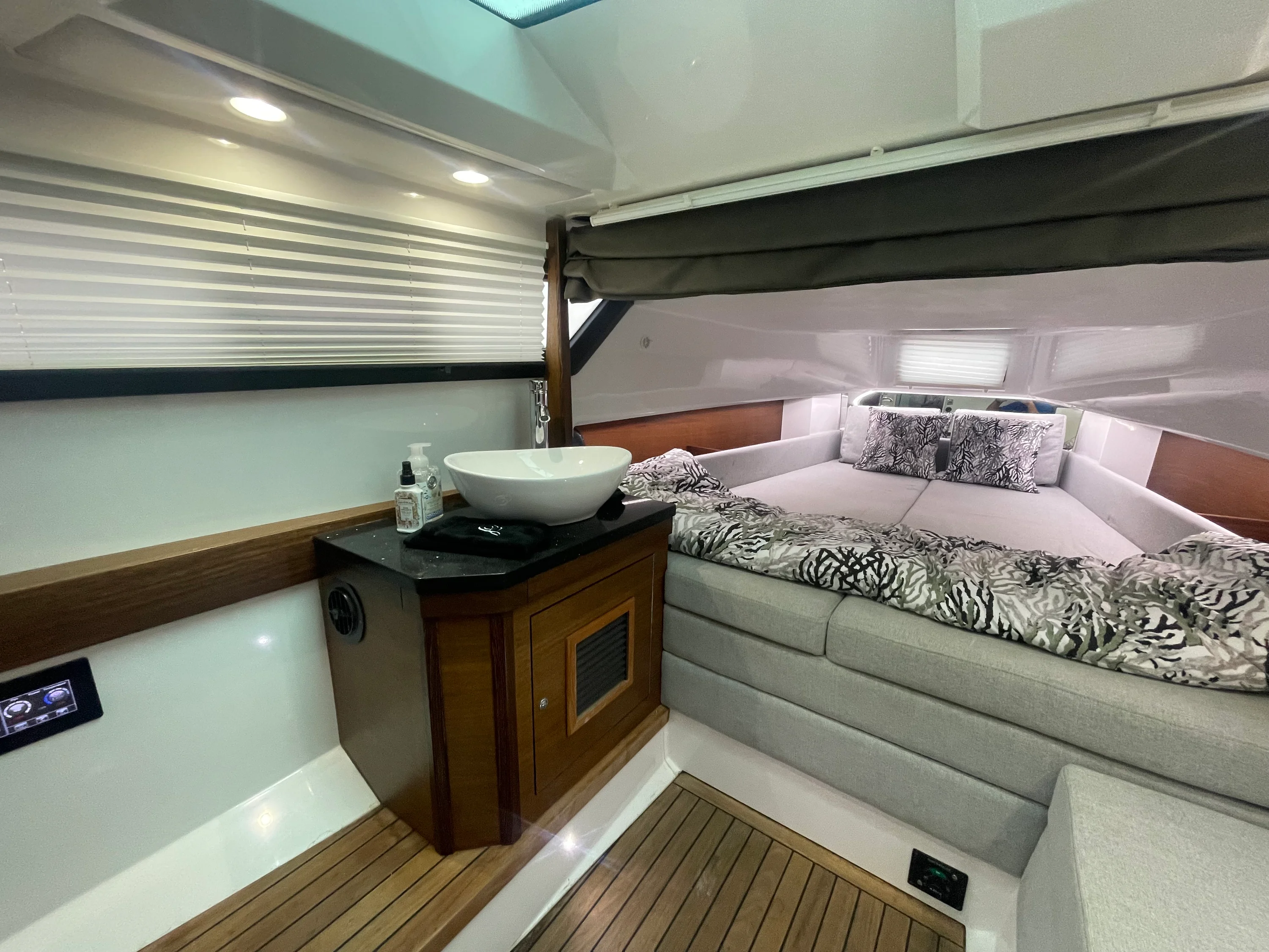 2020 Axopar 37 CROSS CABIN Image Thumbnail #21