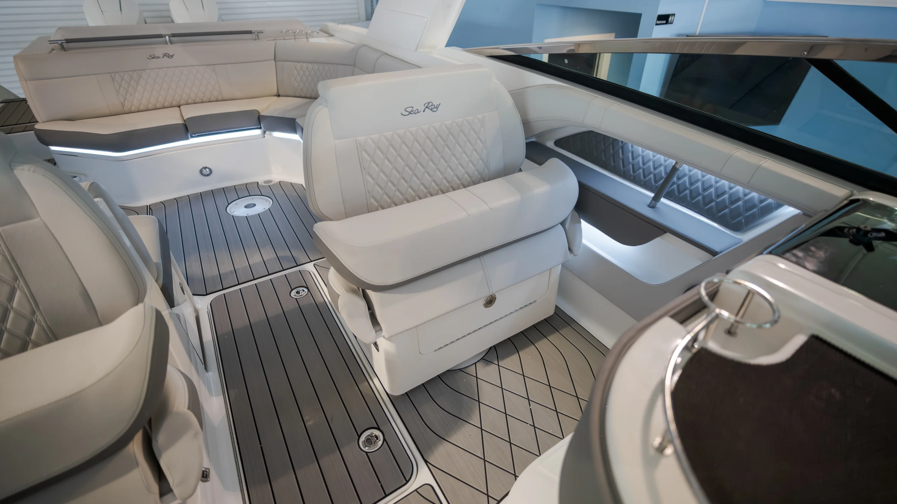 2026 Sea Ray SLX 310 Outboard Image Thumbnail #22