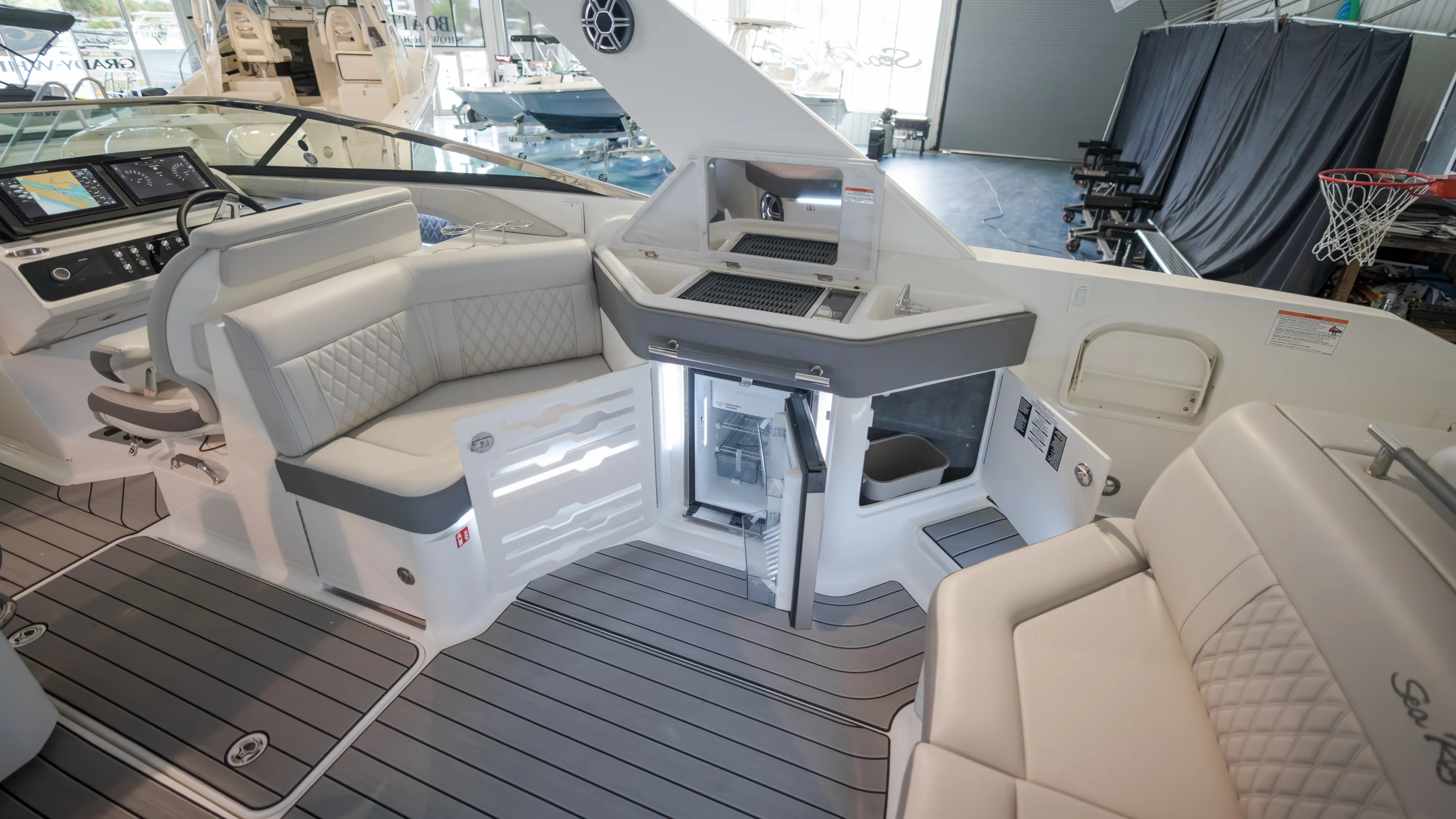 2026 Sea Ray SLX 310 Outboard Image Thumbnail #30