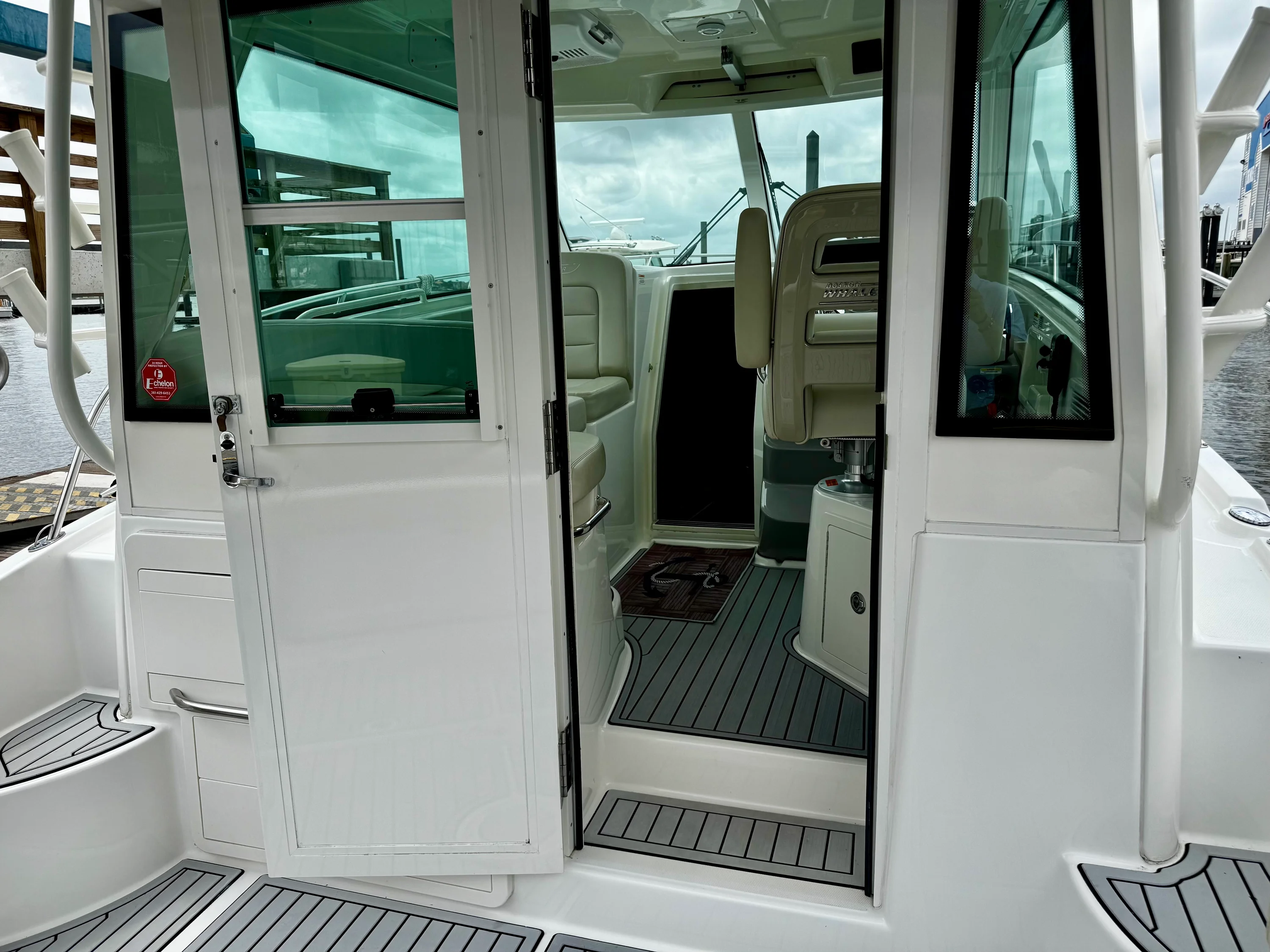 2016 Boston Whaler 315 CONQUEST Image Thumbnail #9