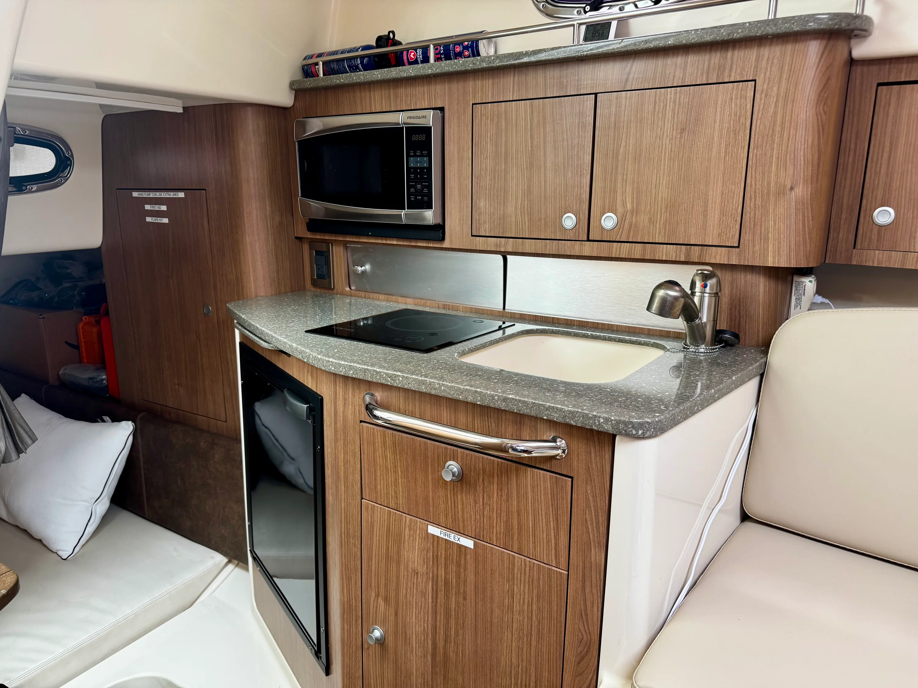 2016 Boston Whaler 315 CONQUEST Image Thumbnail #18