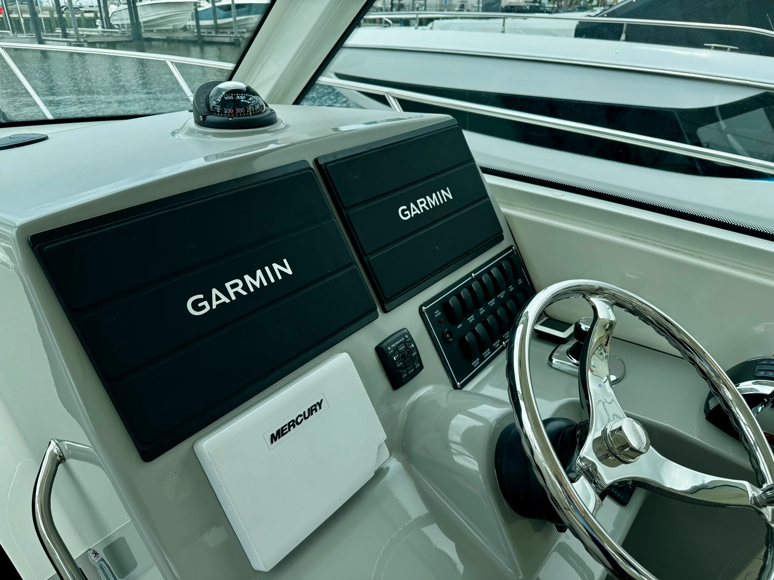 2016 Boston Whaler 315 CONQUEST Image Thumbnail #14