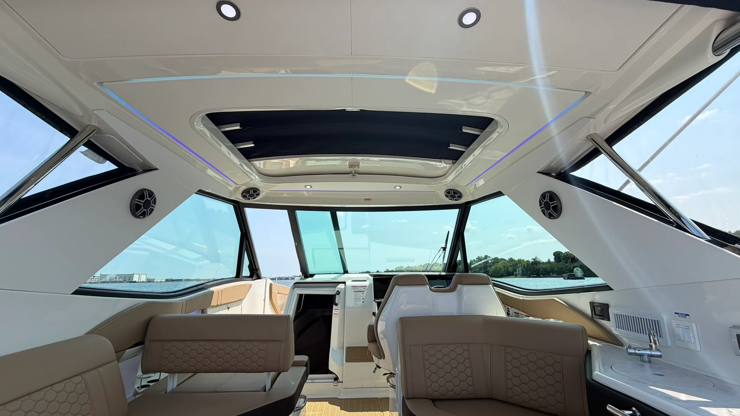 2026 Sea Ray Sundancer 320 Outboard Image Thumbnail #27