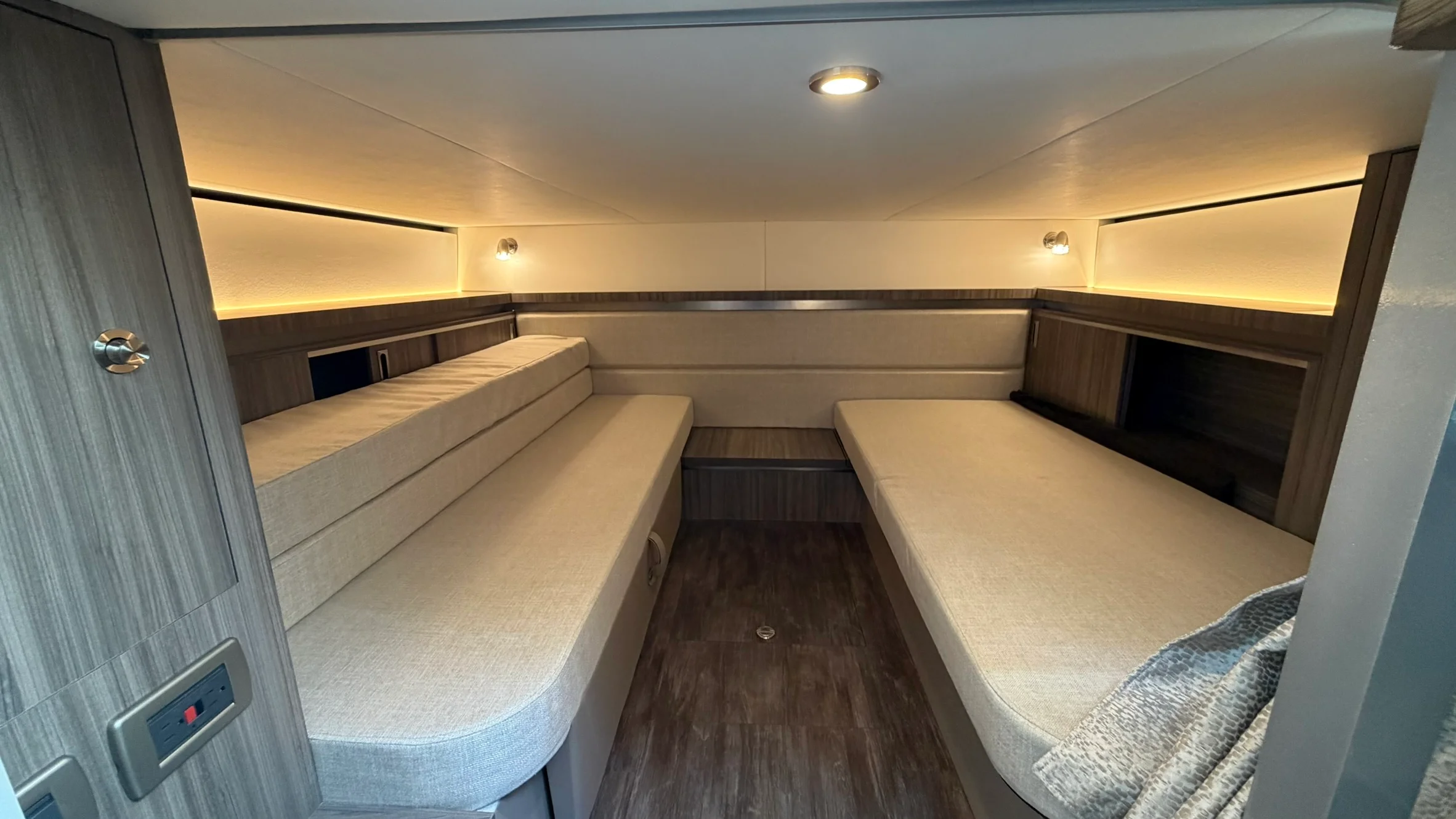 2026 Sea Ray Sundancer 320 Outboard Image Thumbnail #44
