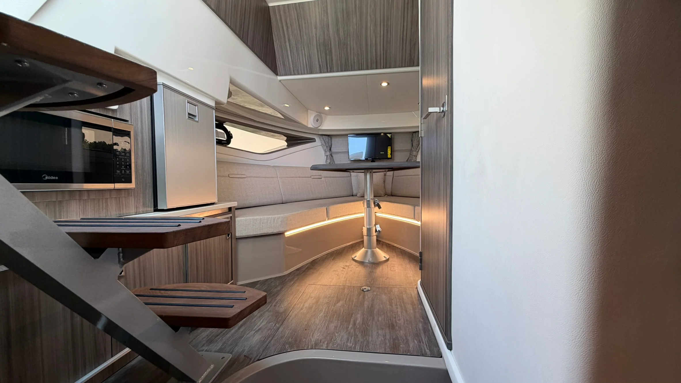 2026 Sea Ray Sundancer 320 Outboard Image Thumbnail #46