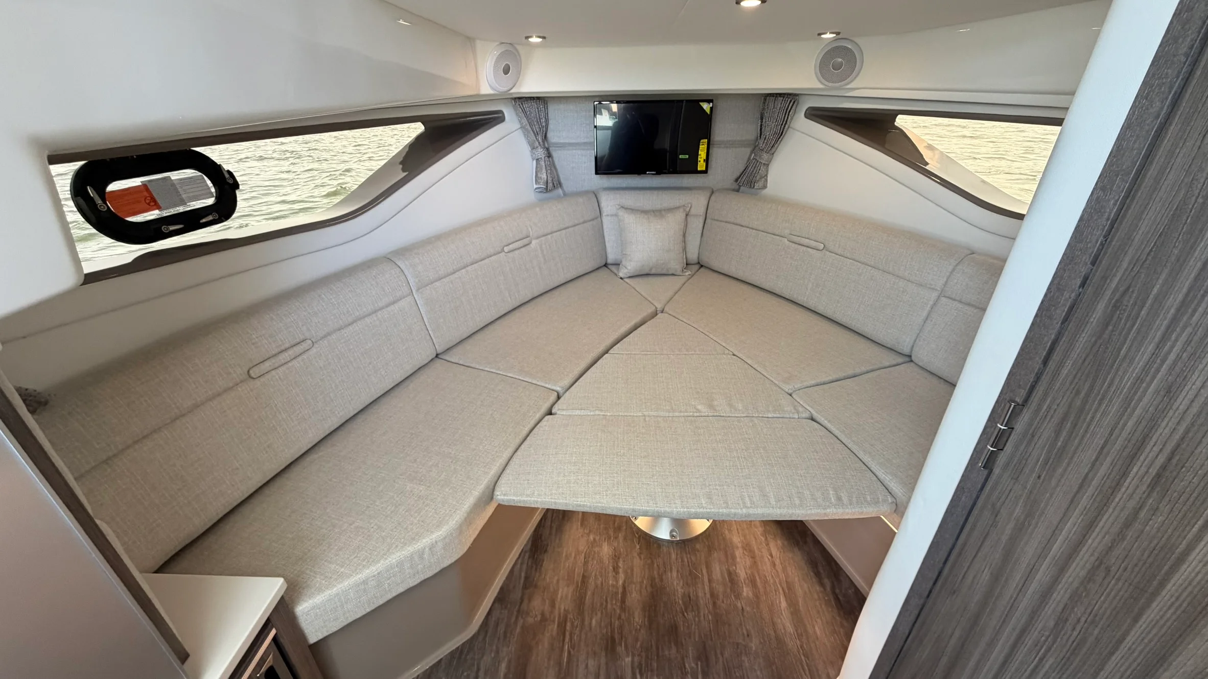 2026 Sea Ray Sundancer 320 Outboard Image Thumbnail #51
