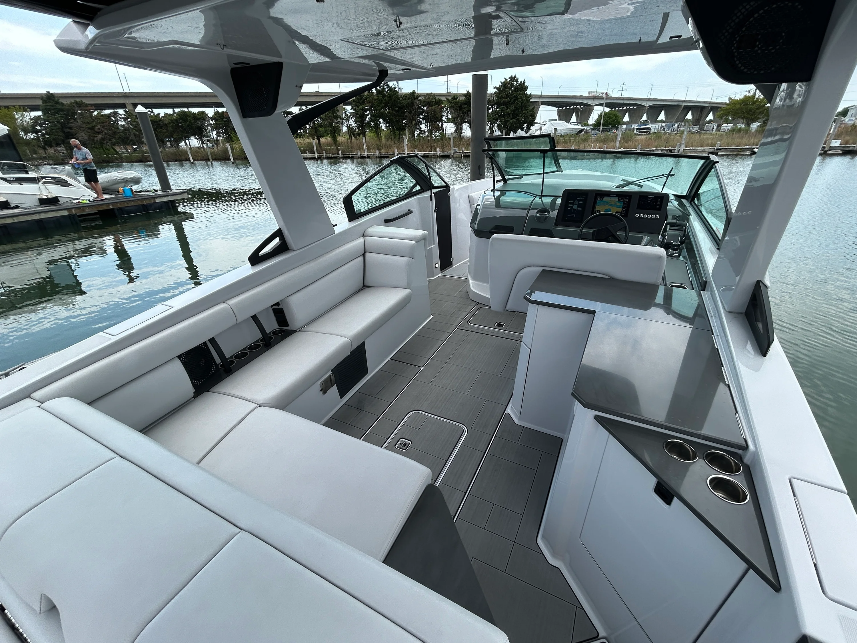 2023 Aviara AV32 Outboard Image Thumbnail #15
