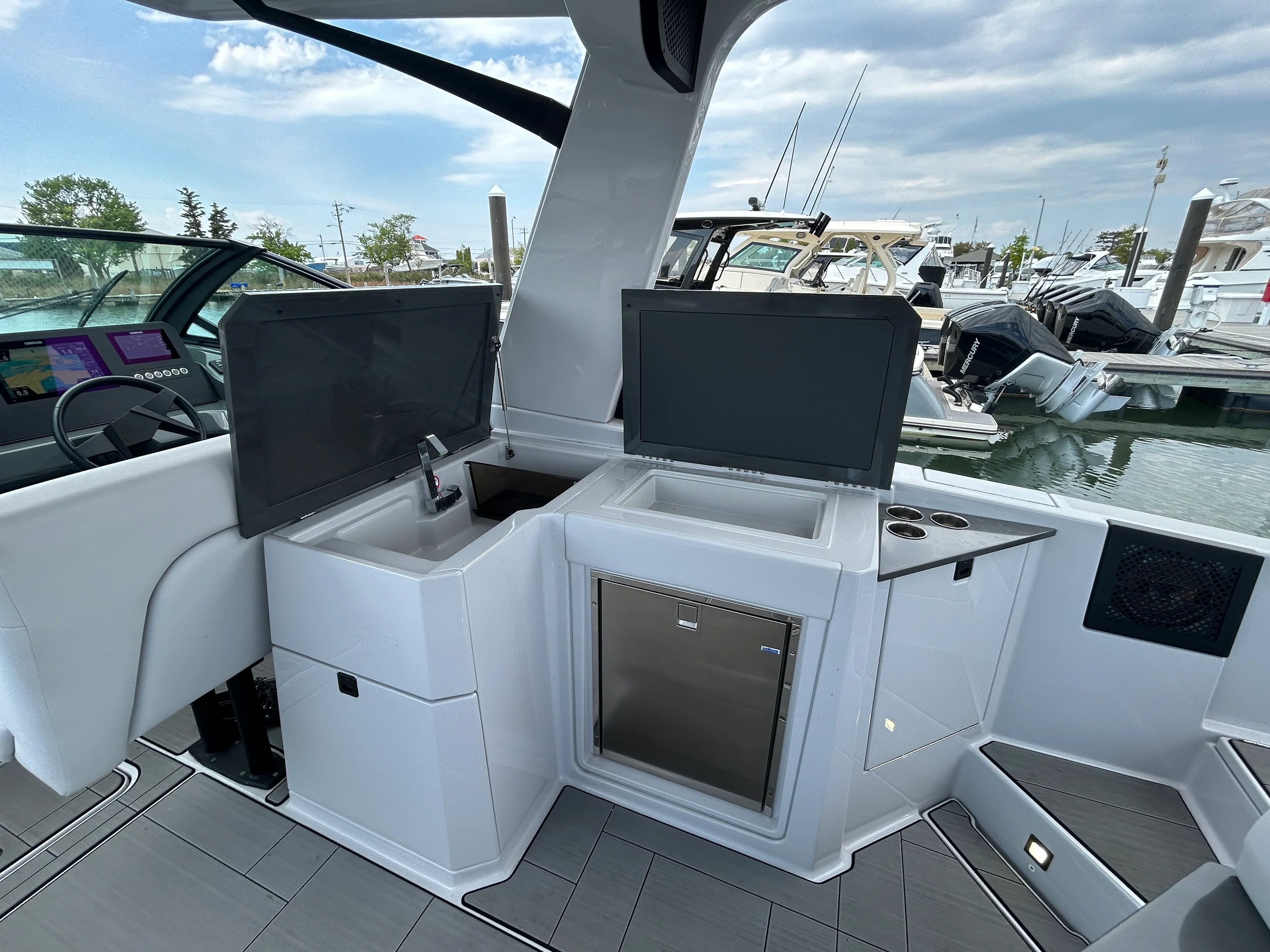 2023 Aviara AV32 Outboard Image Thumbnail #21