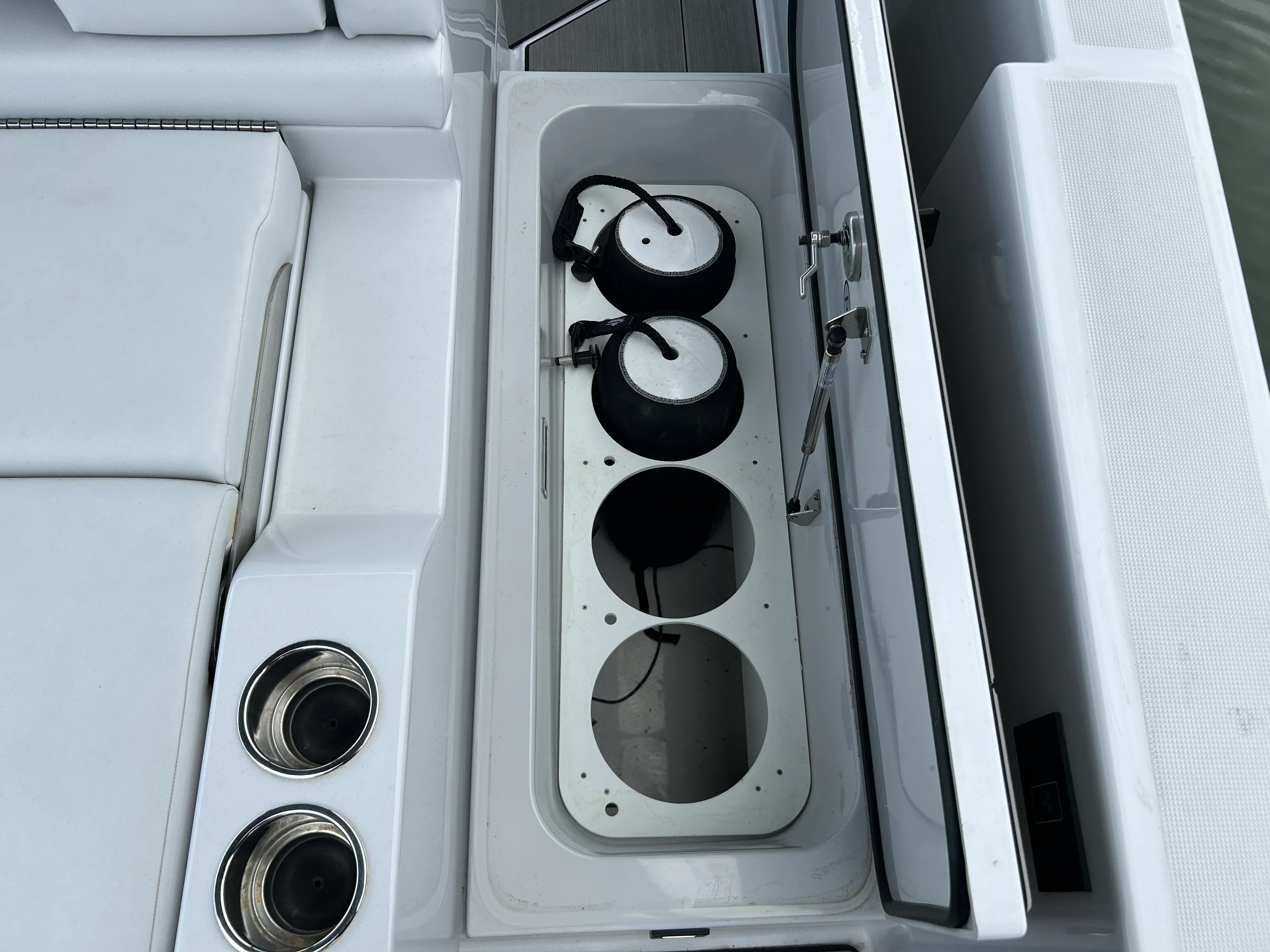 2023 Aviara AV32 Outboard Image Thumbnail #14