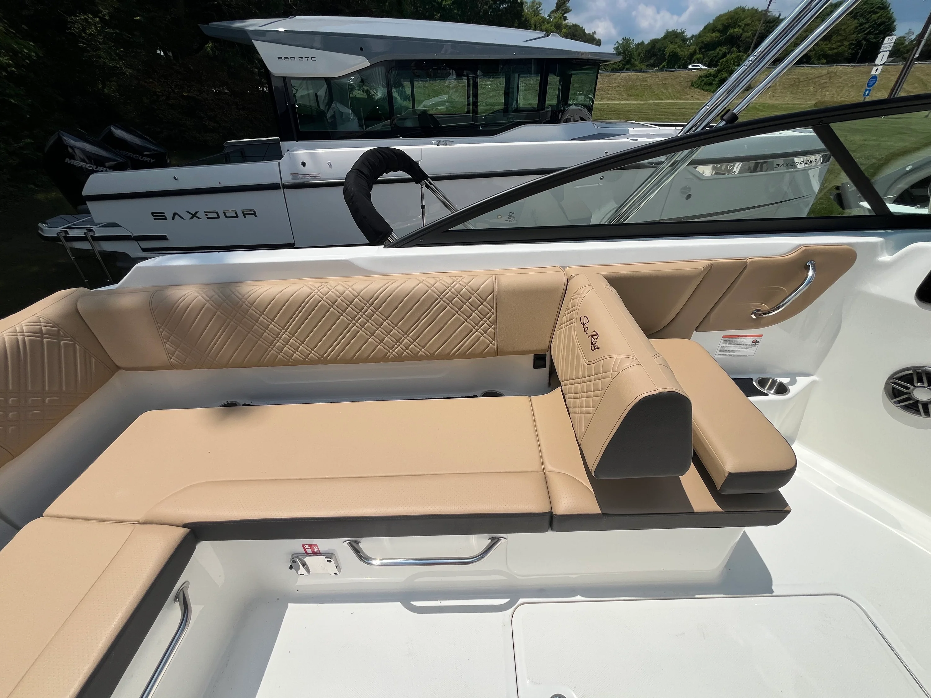 2026 Sea Ray SDX 250 Outboard Image Thumbnail #8