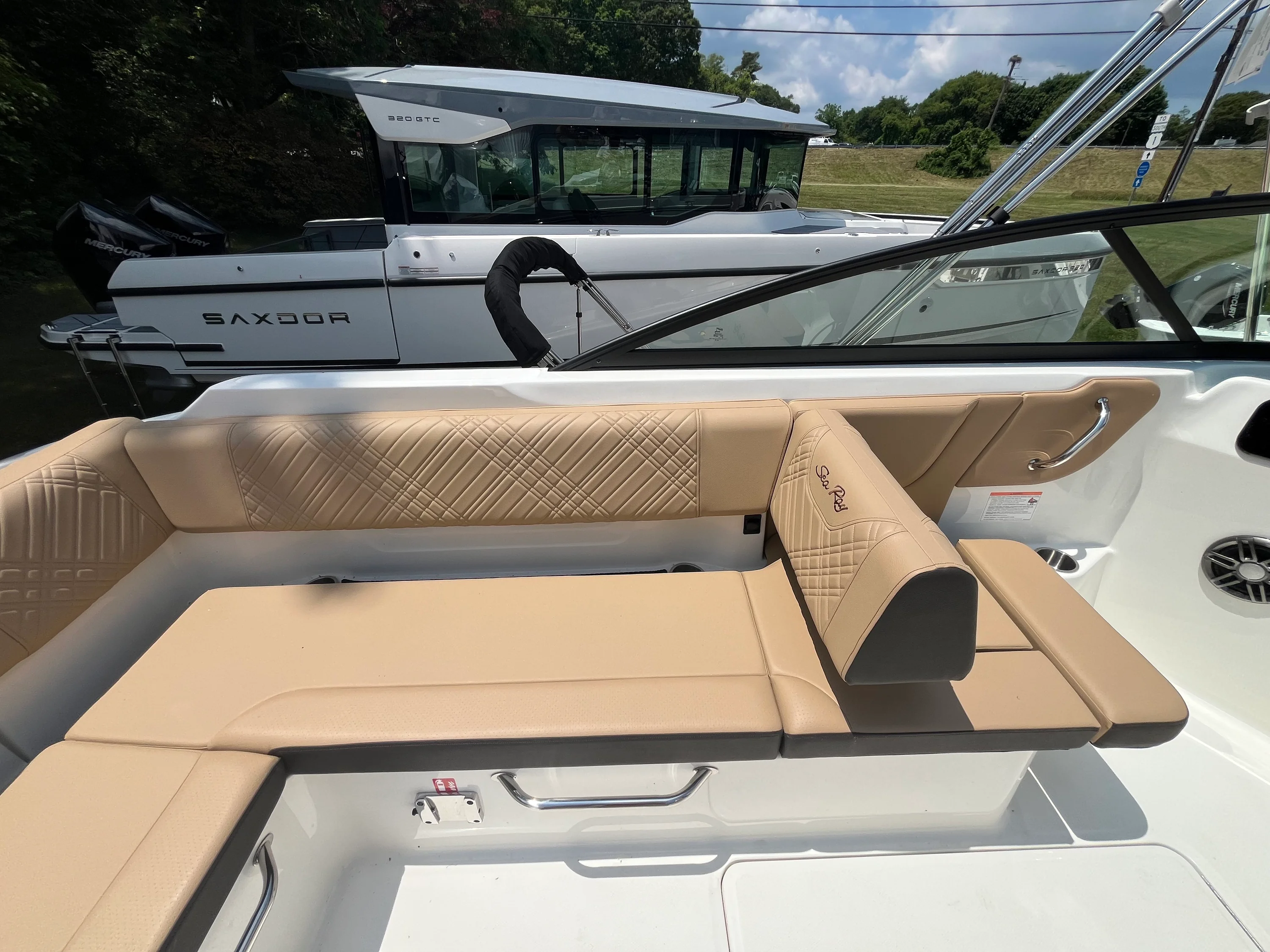2026 Sea Ray SDX 250 Outboard Image Thumbnail #9