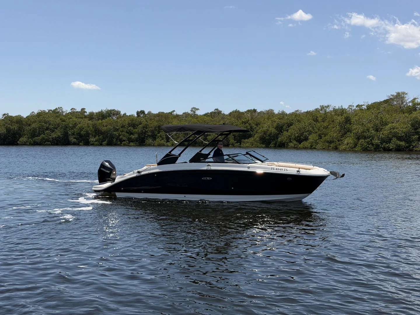 2024 Sea Ray 270 SDX OB Image Thumbnail #3