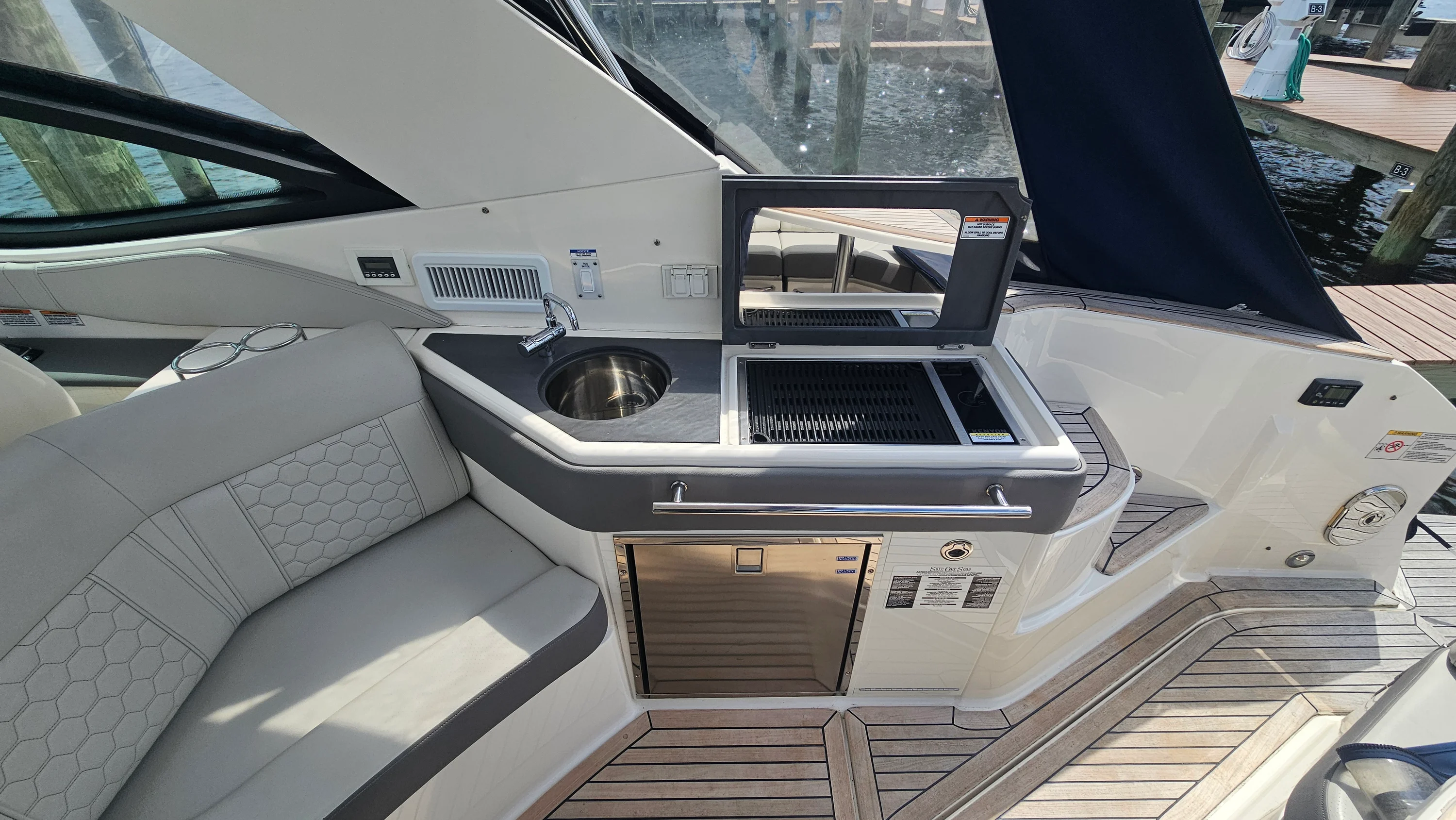 2020 Sea Ray 320 SUNDANCER OB Image Thumbnail #9