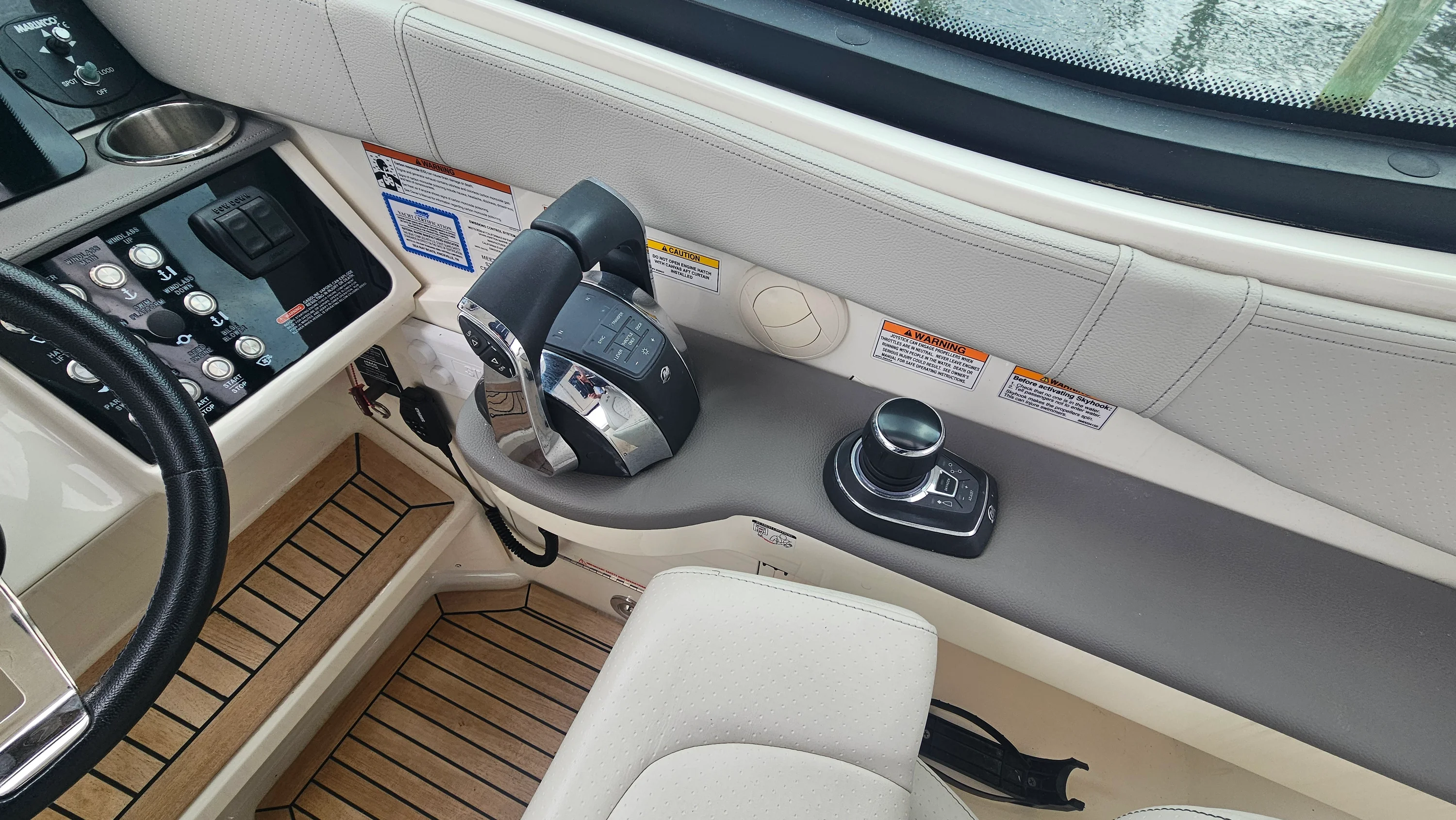 2020 Sea Ray 320 SUNDANCER OB Image Thumbnail #17