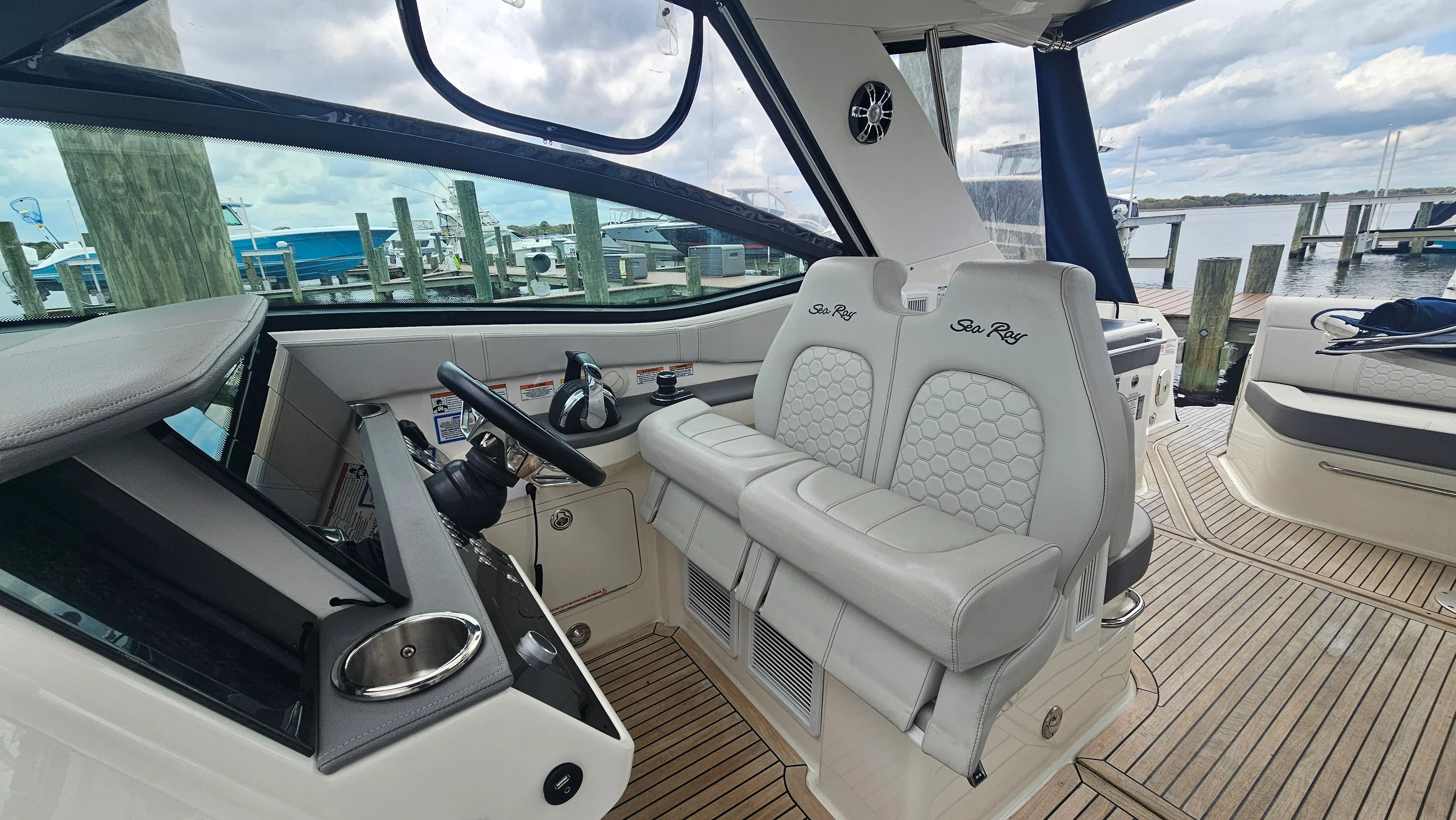 2020 Sea Ray 320 SUNDANCER OB Image Thumbnail #15
