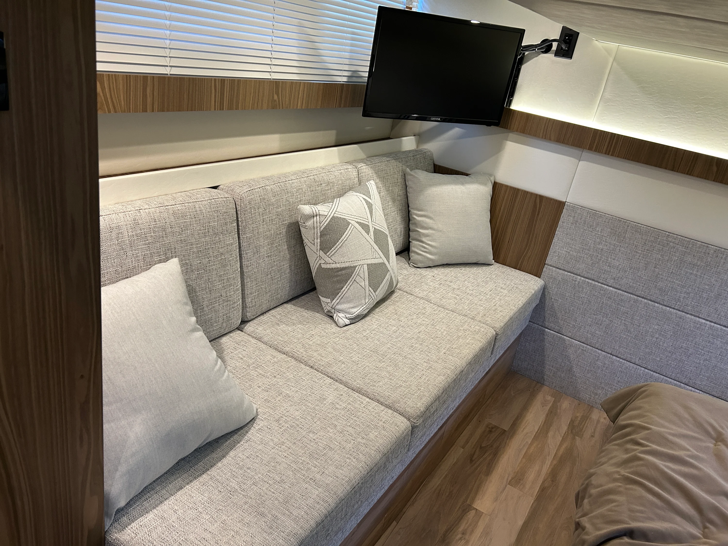 2024 Cruisers Yachts 42 Cantius Image Thumbnail #20