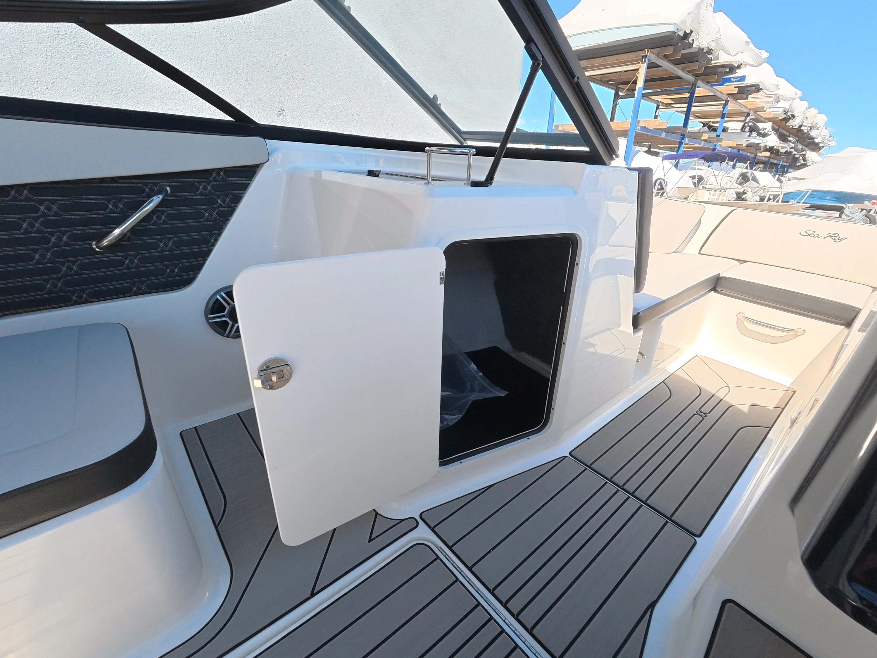 2026 Sea Ray SPX 210 Outboard Image Thumbnail #33