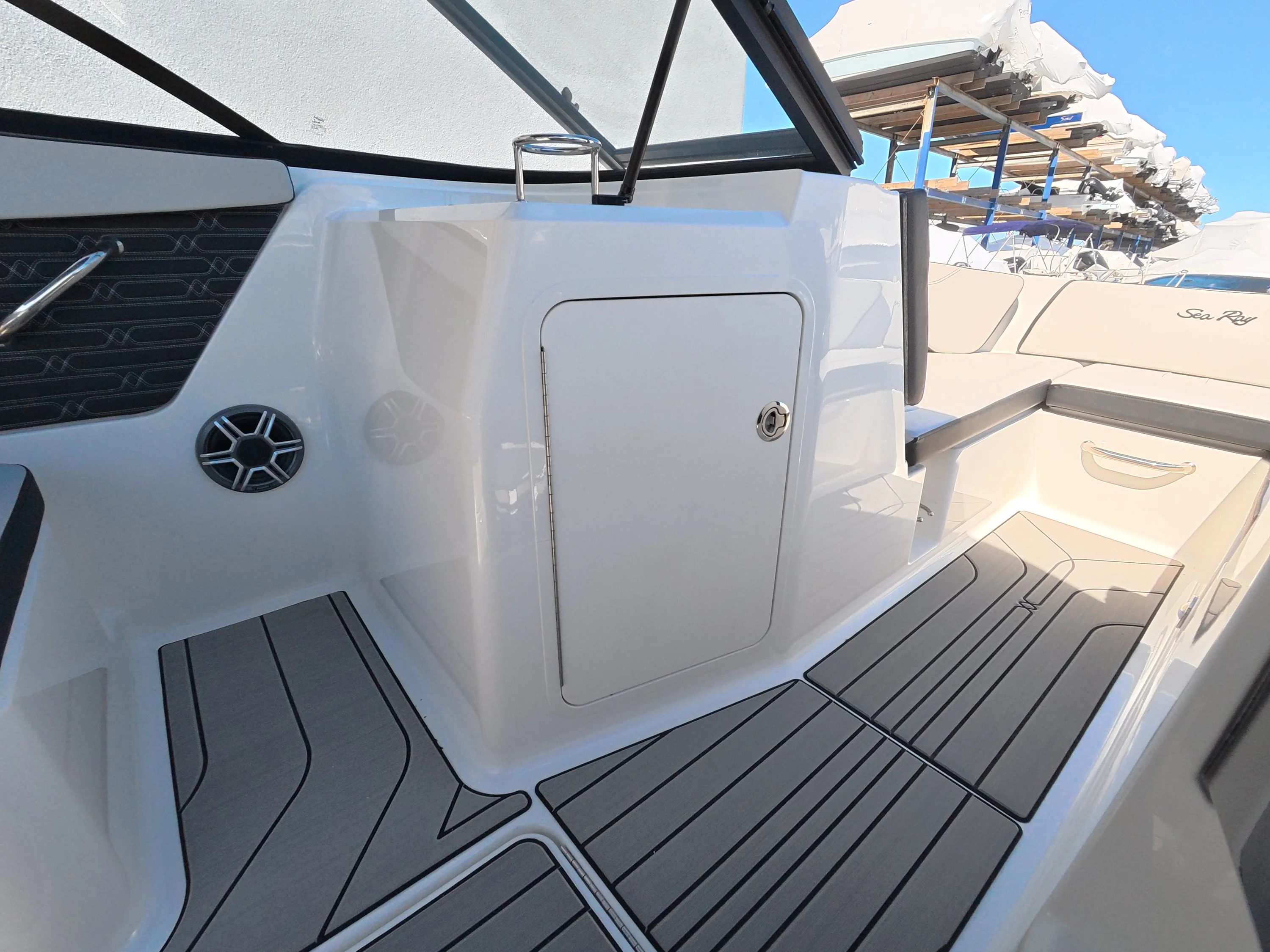 2026 Sea Ray SPX 210 Outboard Image Thumbnail #32