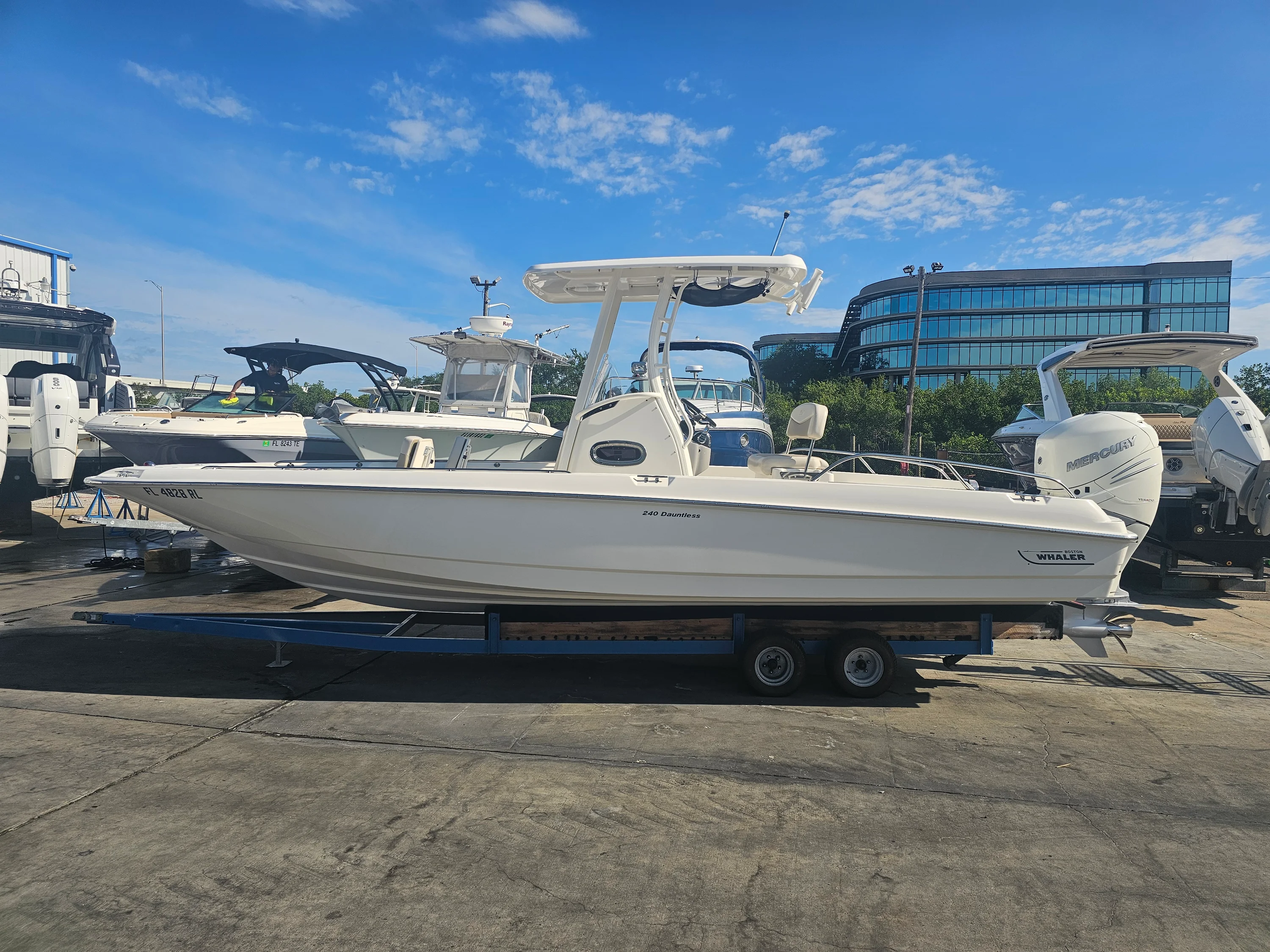 2017 Boston Whaler 240 DAUNTLESS Image Thumbnail #0
