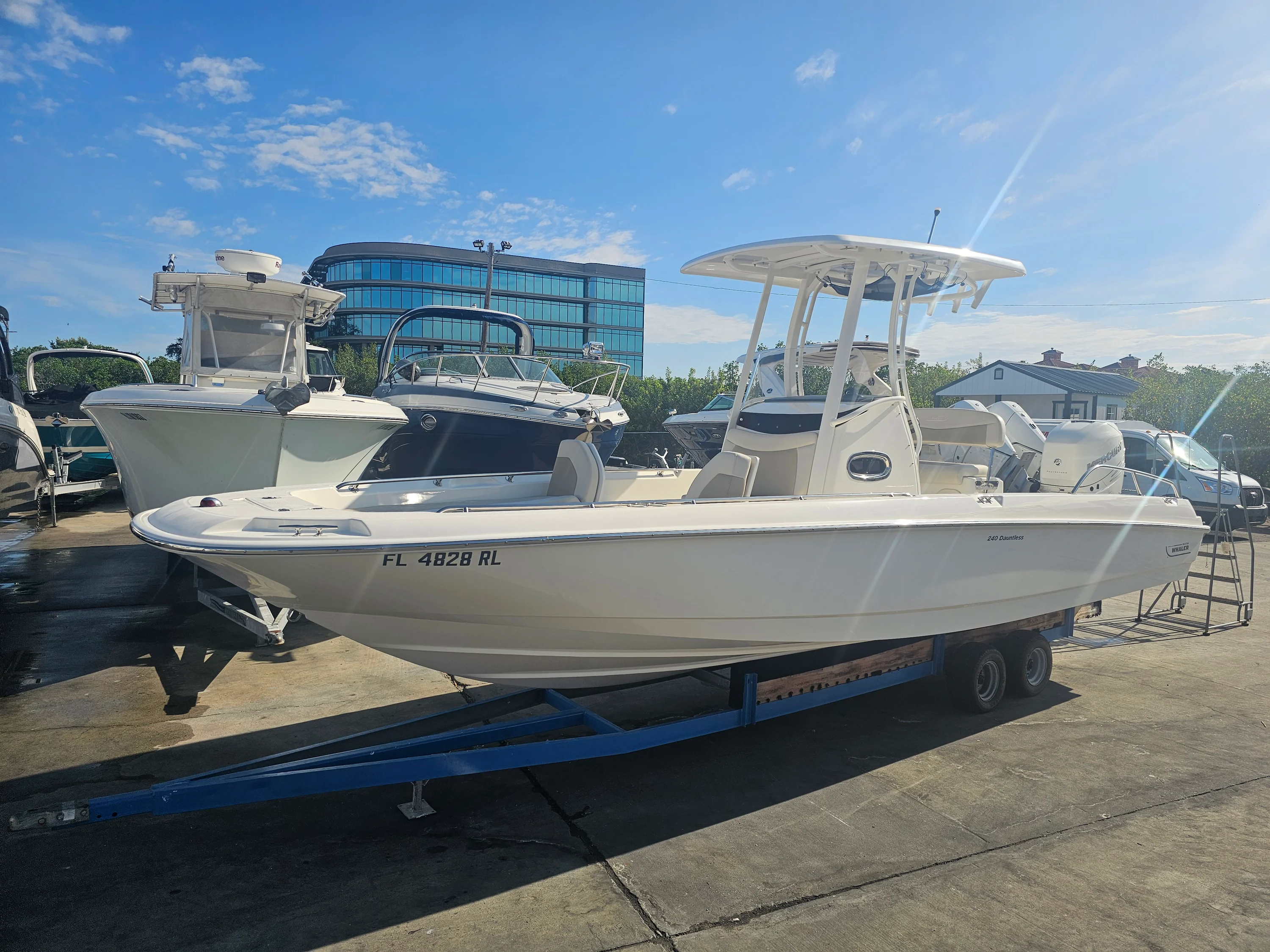 2017 Boston Whaler 240 DAUNTLESS Image Thumbnail #1
