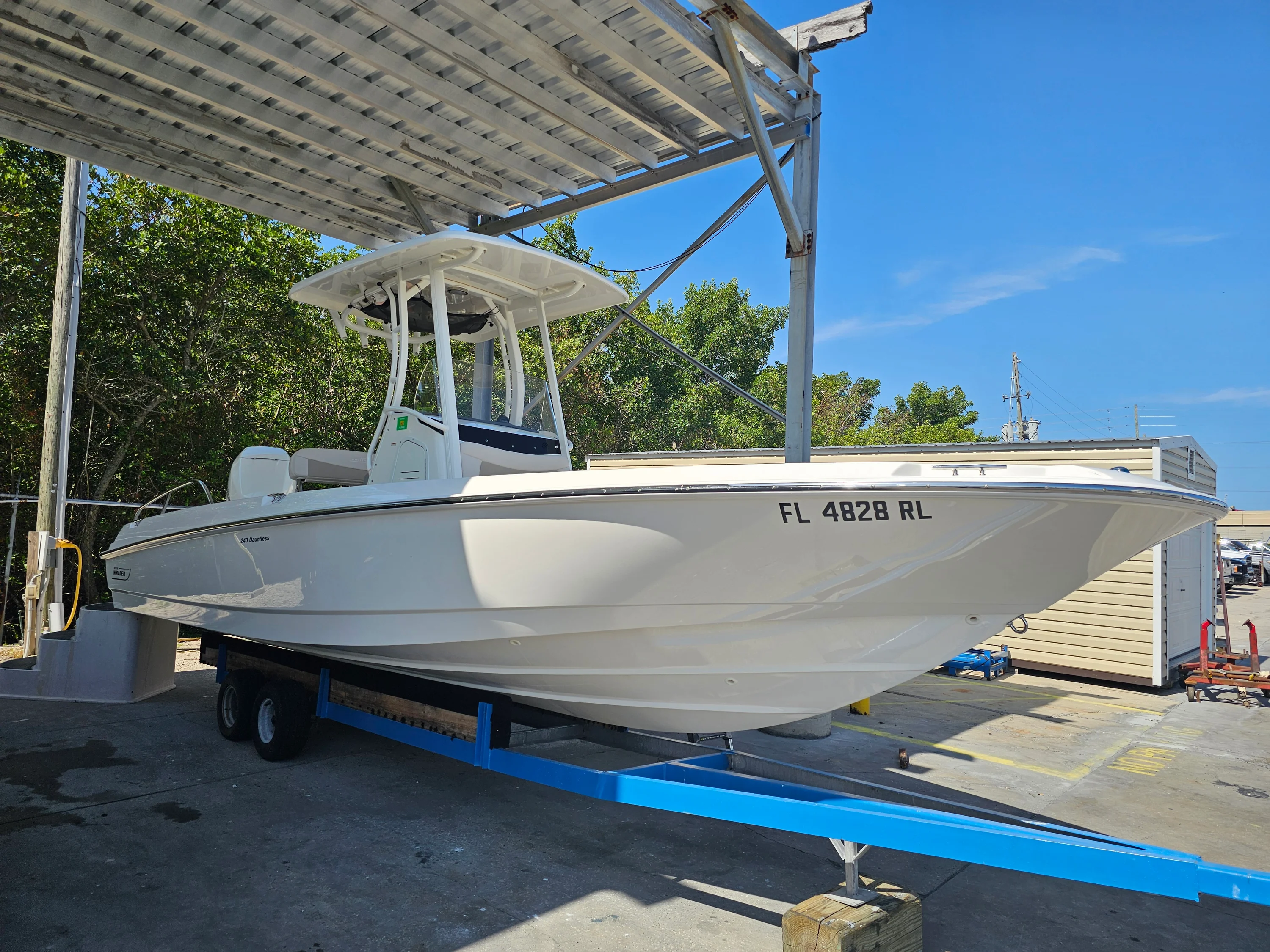 2017 Boston Whaler 240 DAUNTLESS Image Thumbnail #5