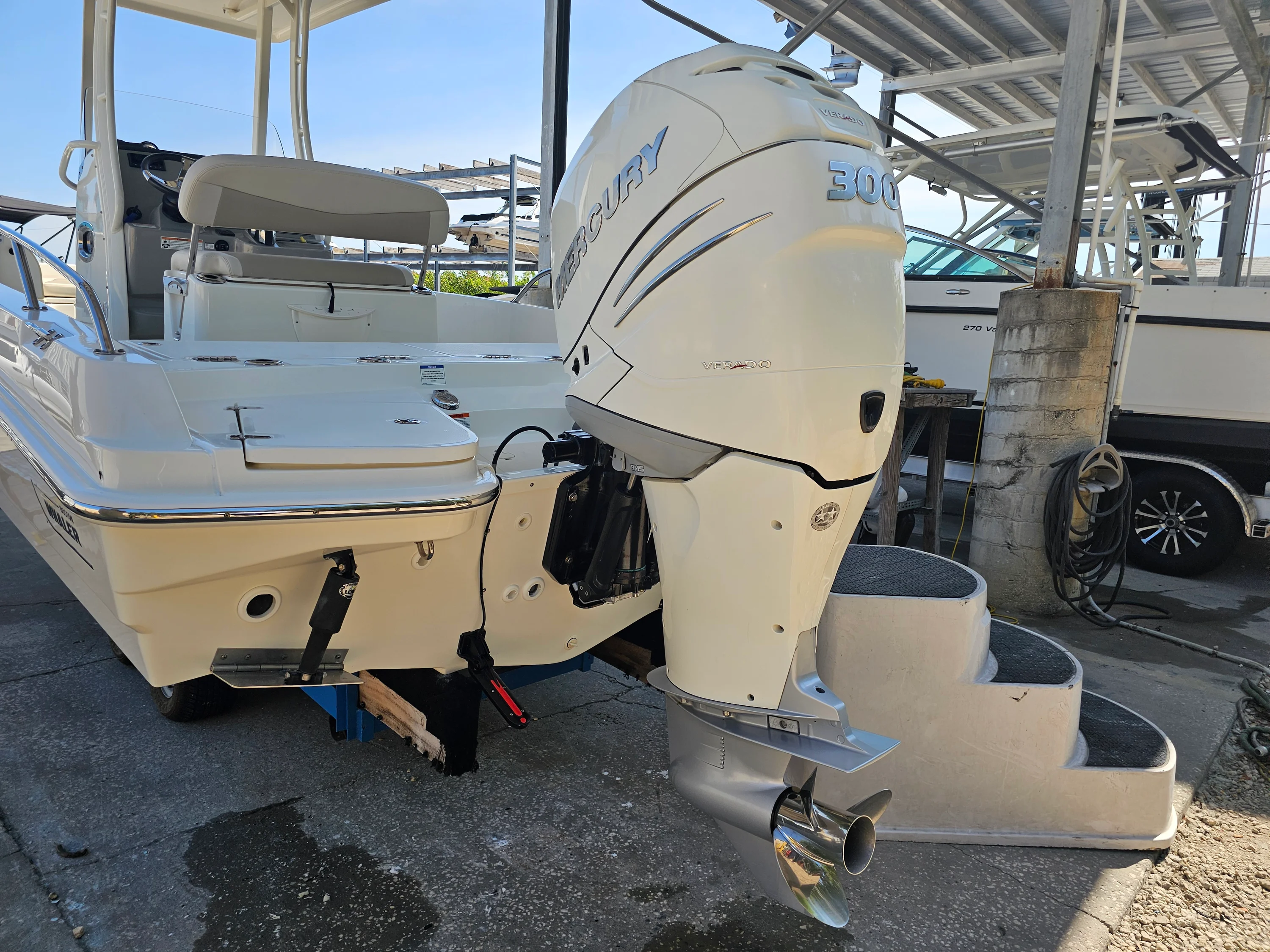 2017 Boston Whaler 240 DAUNTLESS Image Thumbnail #7