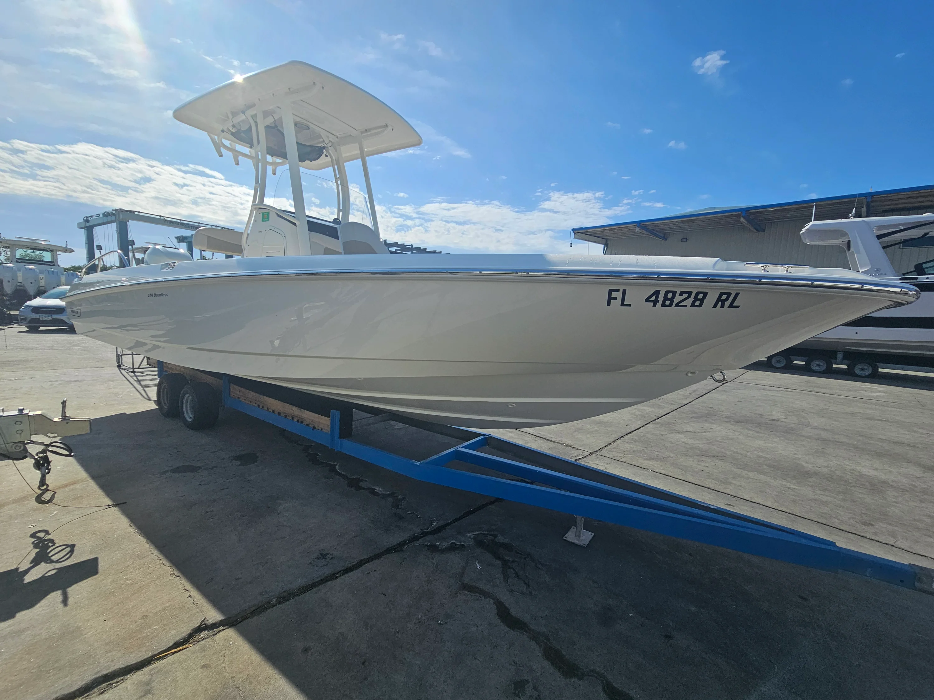 2017 Boston Whaler 240 DAUNTLESS Image Thumbnail #2