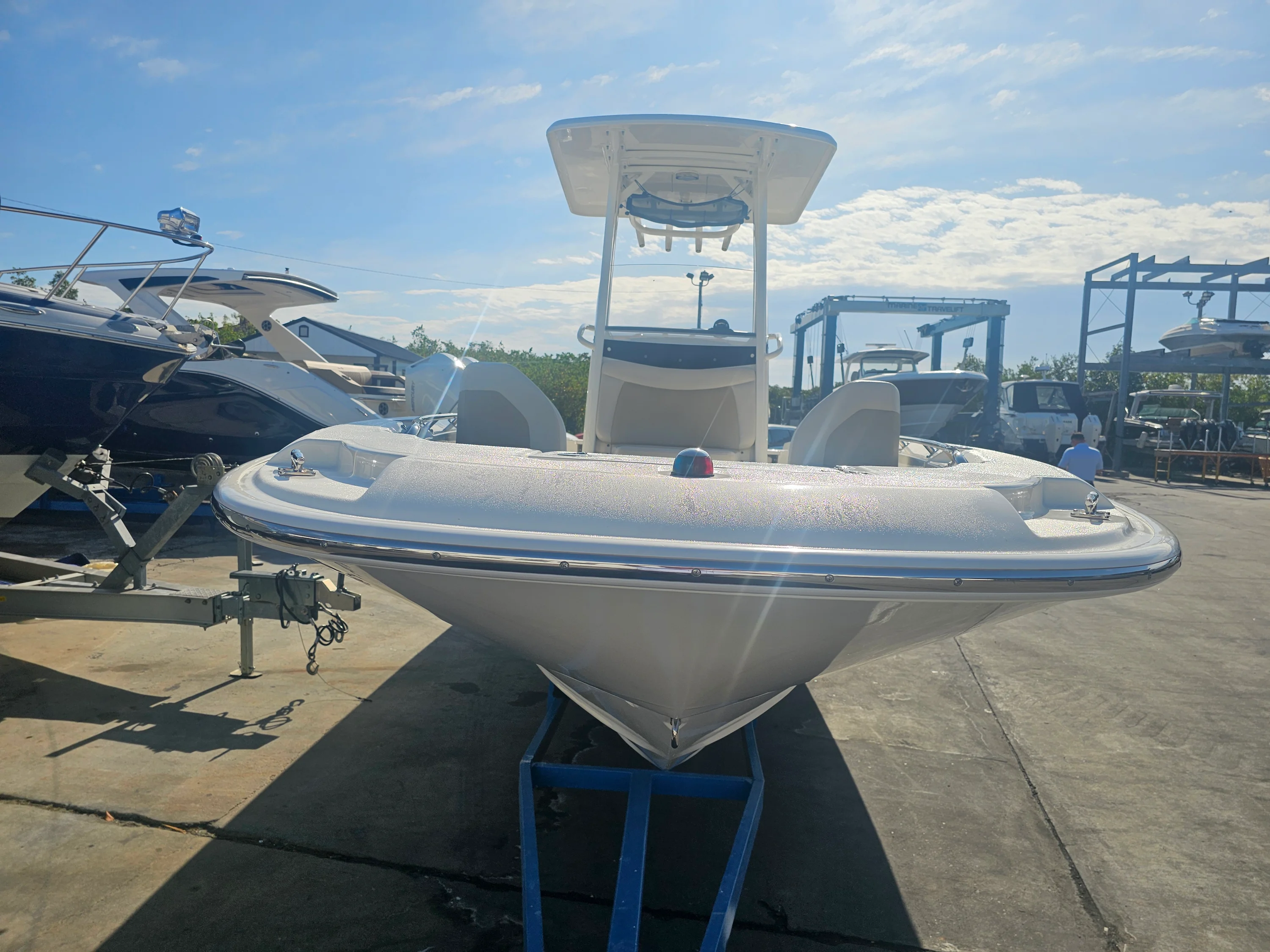 2017 Boston Whaler 240 DAUNTLESS Image Thumbnail #3