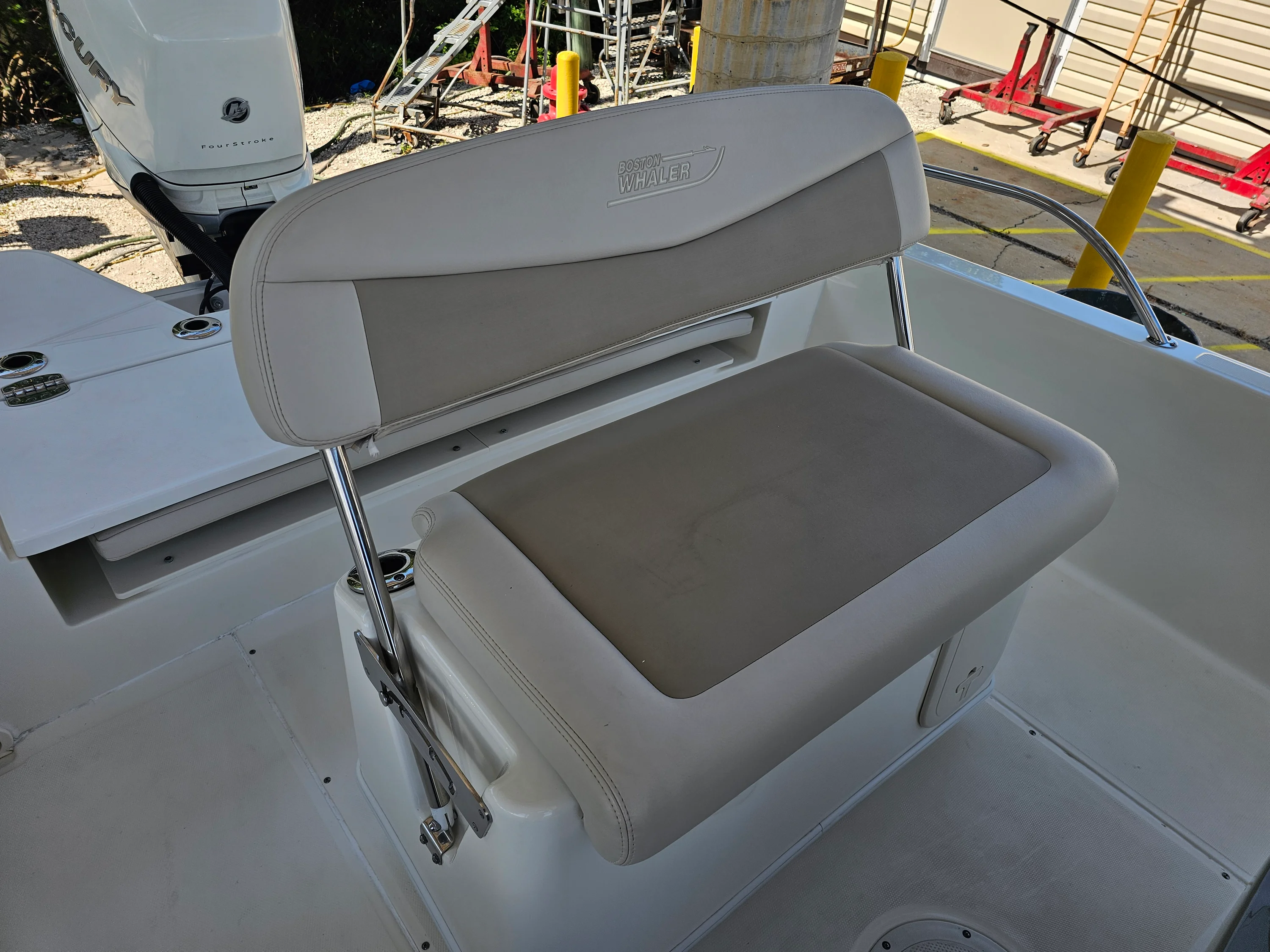 2017 Boston Whaler 240 DAUNTLESS Image Thumbnail #15