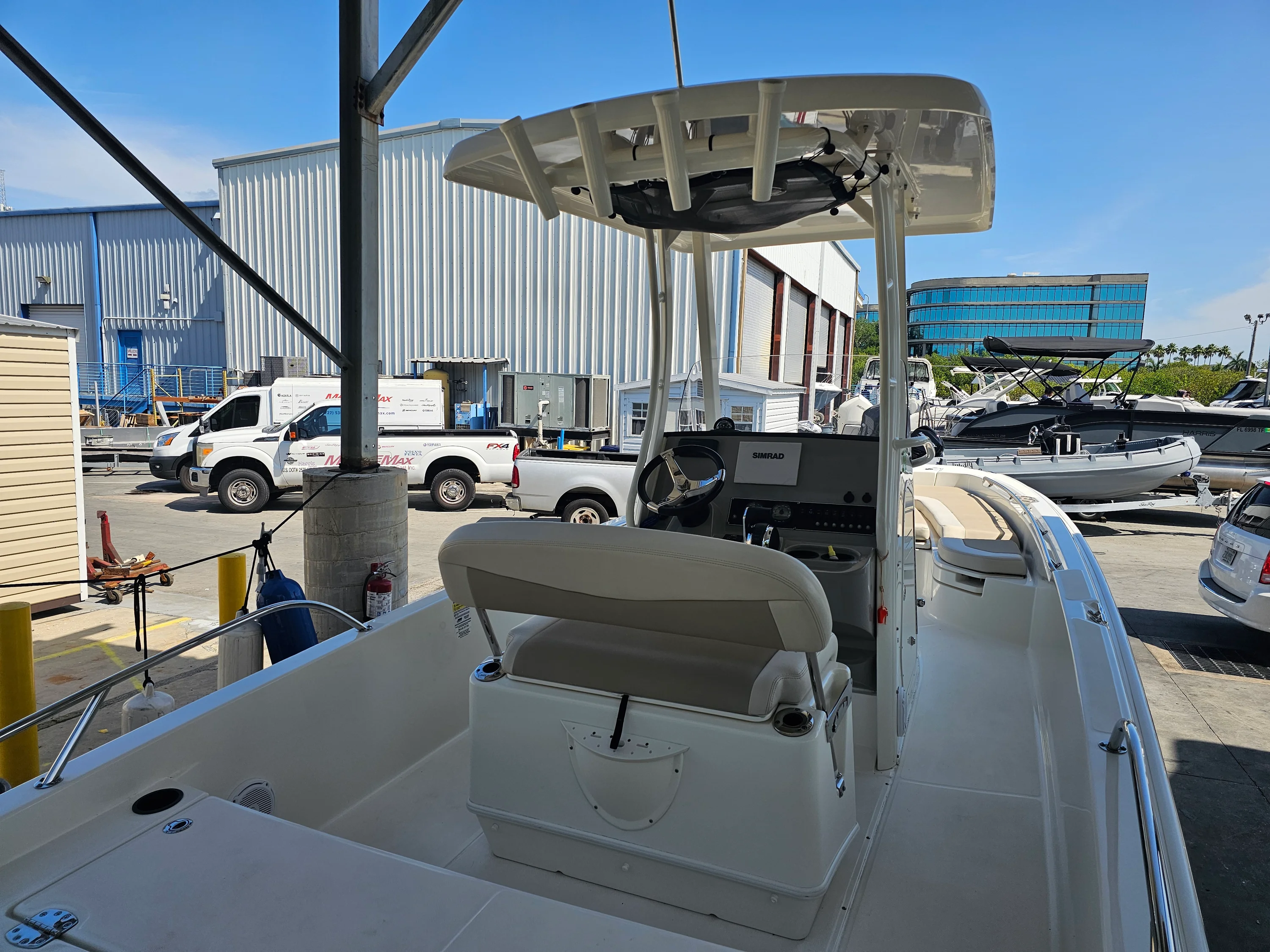2017 Boston Whaler 240 DAUNTLESS Image Thumbnail #11