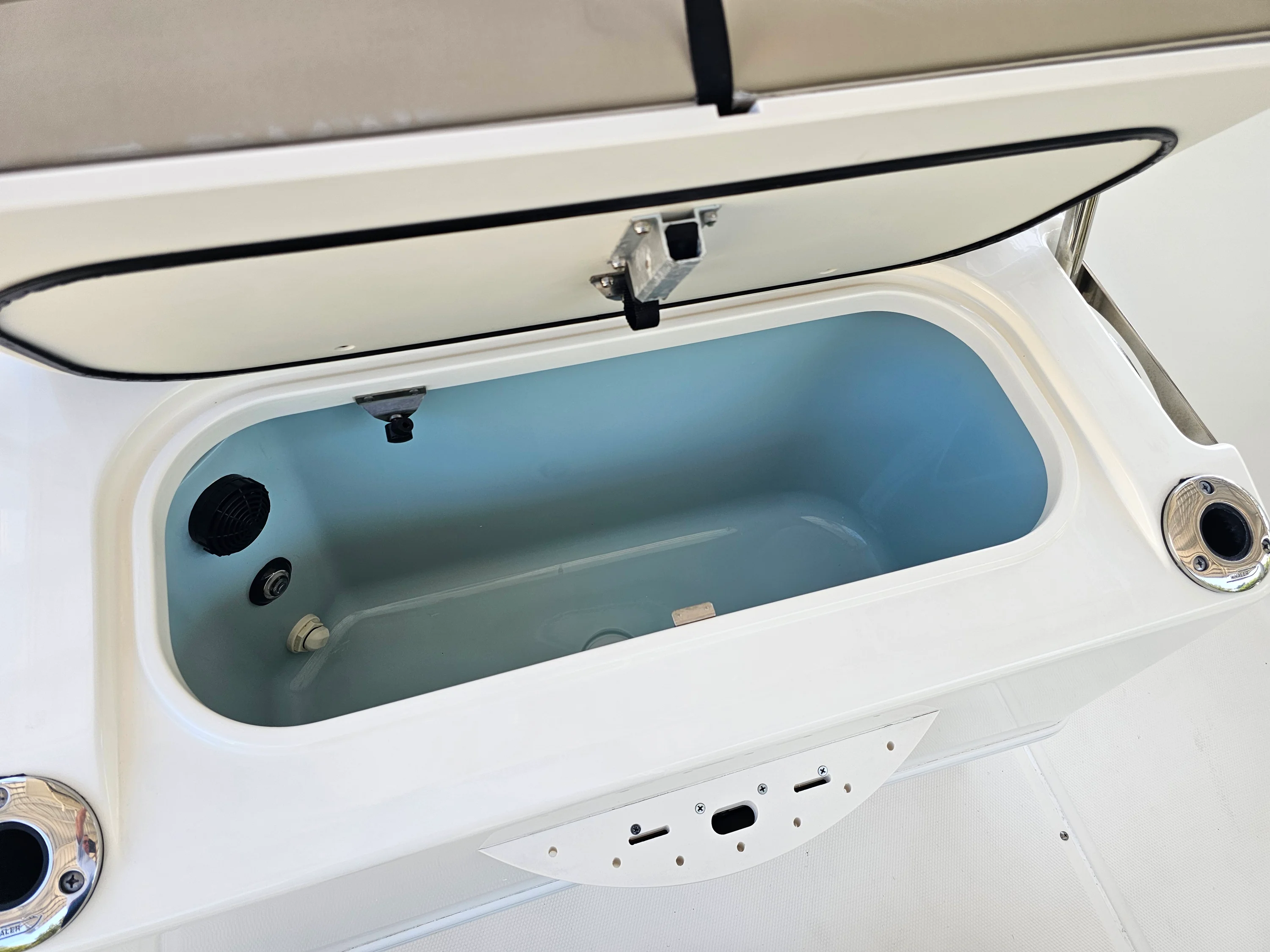 2017 Boston Whaler 240 DAUNTLESS Image Thumbnail #16