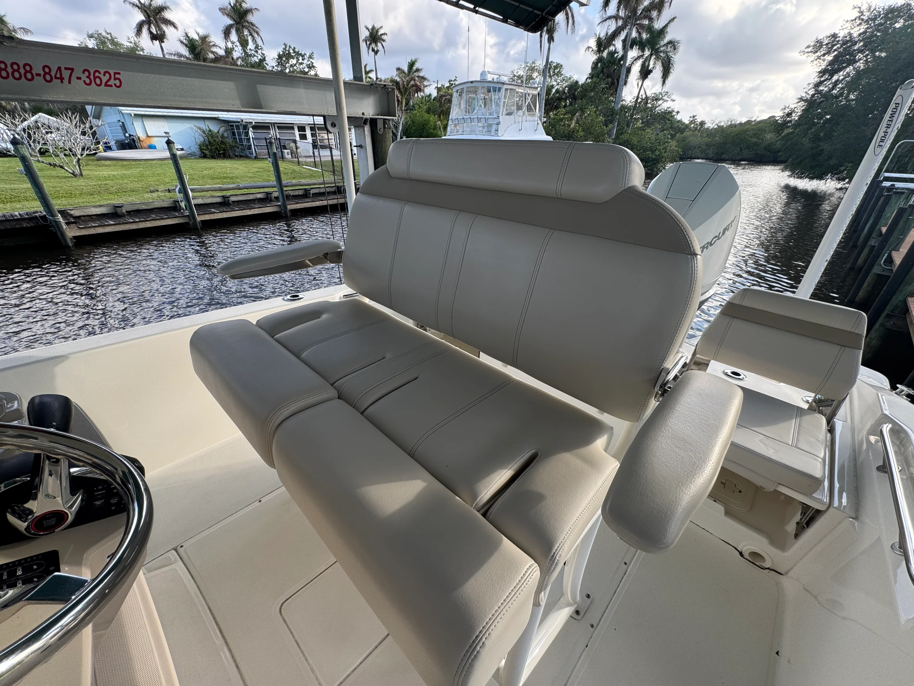 2024 Boston Whaler 250 DAUNTLESS Image Thumbnail #9