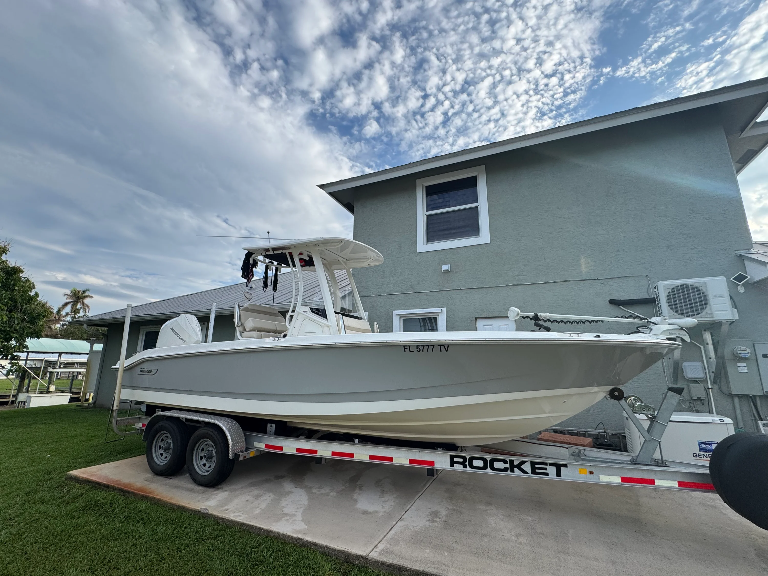 2024 Boston Whaler 250 DAUNTLESS Image Thumbnail #0