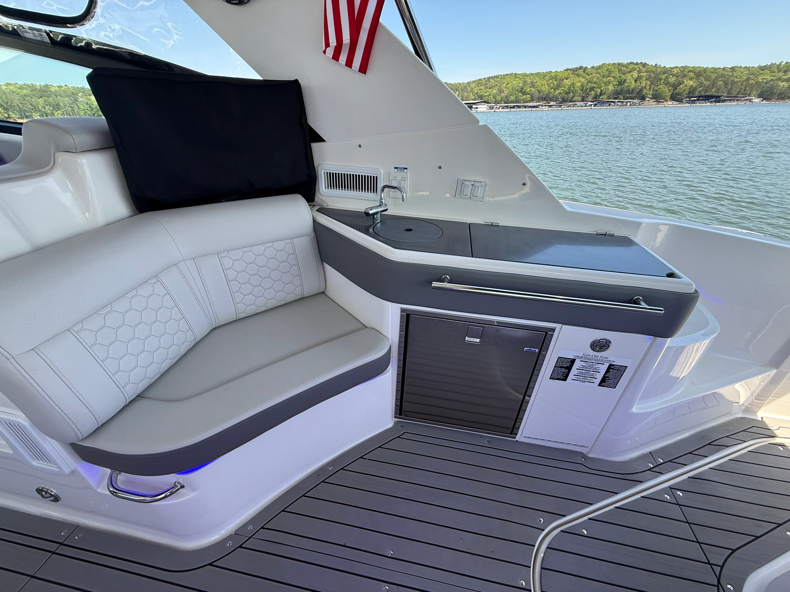2021 Sea Ray 320 SUNDANCER Image Thumbnail #37