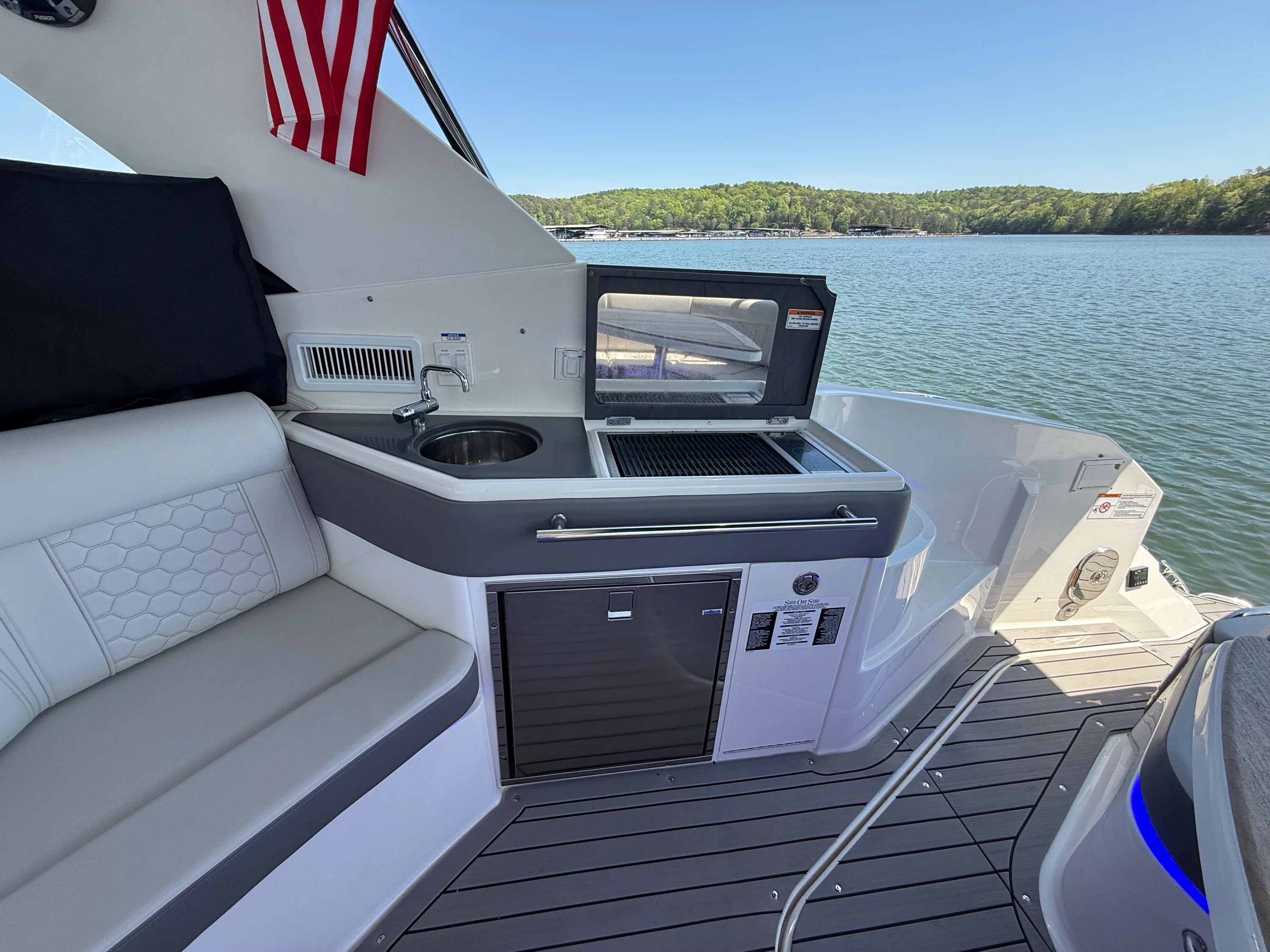 2021 Sea Ray 320 SUNDANCER Image Thumbnail #38