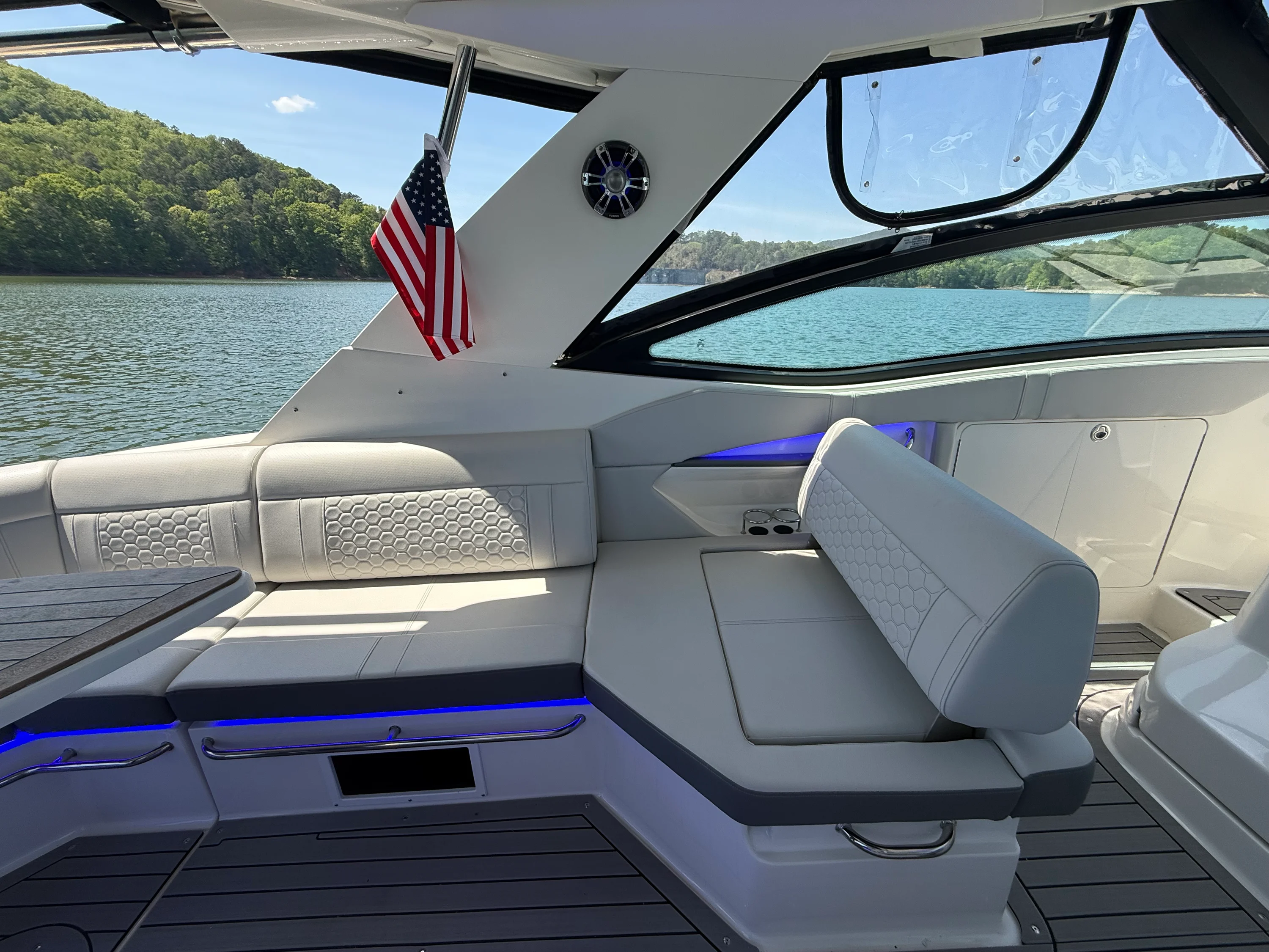 2021 Sea Ray 320 SUNDANCER Image Thumbnail #43