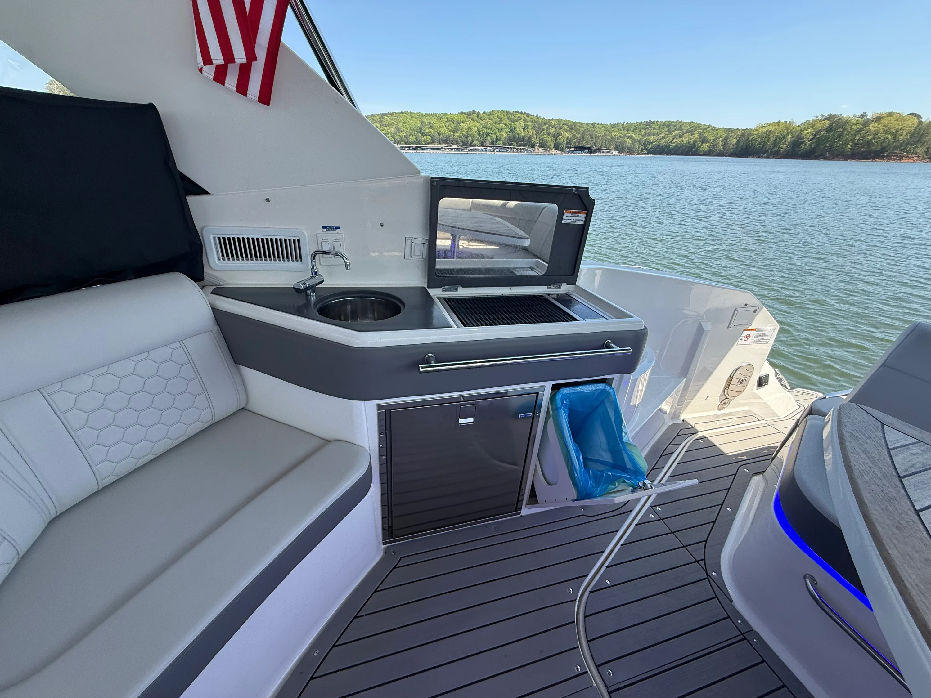 2021 Sea Ray 320 SUNDANCER Image Thumbnail #39