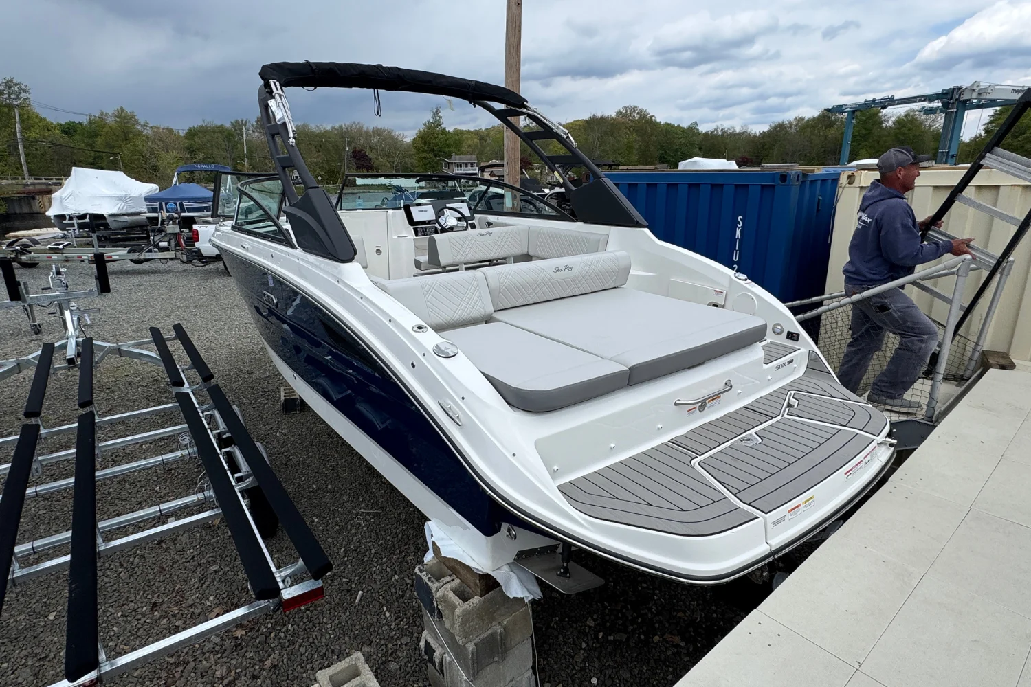 Thumbnail 4 for 2026 Sea Ray SDX 250