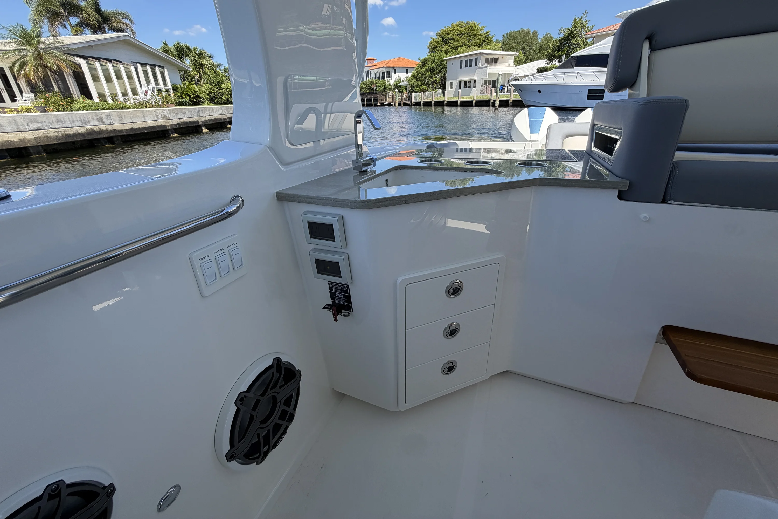 2024 Boston Whaler 350 REALM Image Thumbnail #52