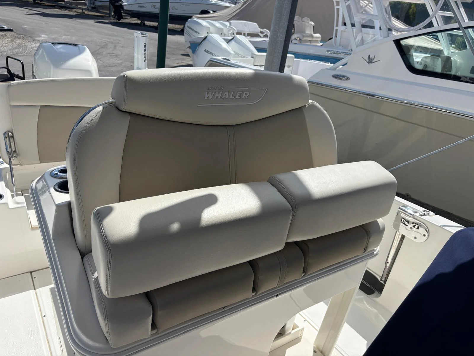 2020 Boston Whaler 270 DAUNTLESS Image Thumbnail #16