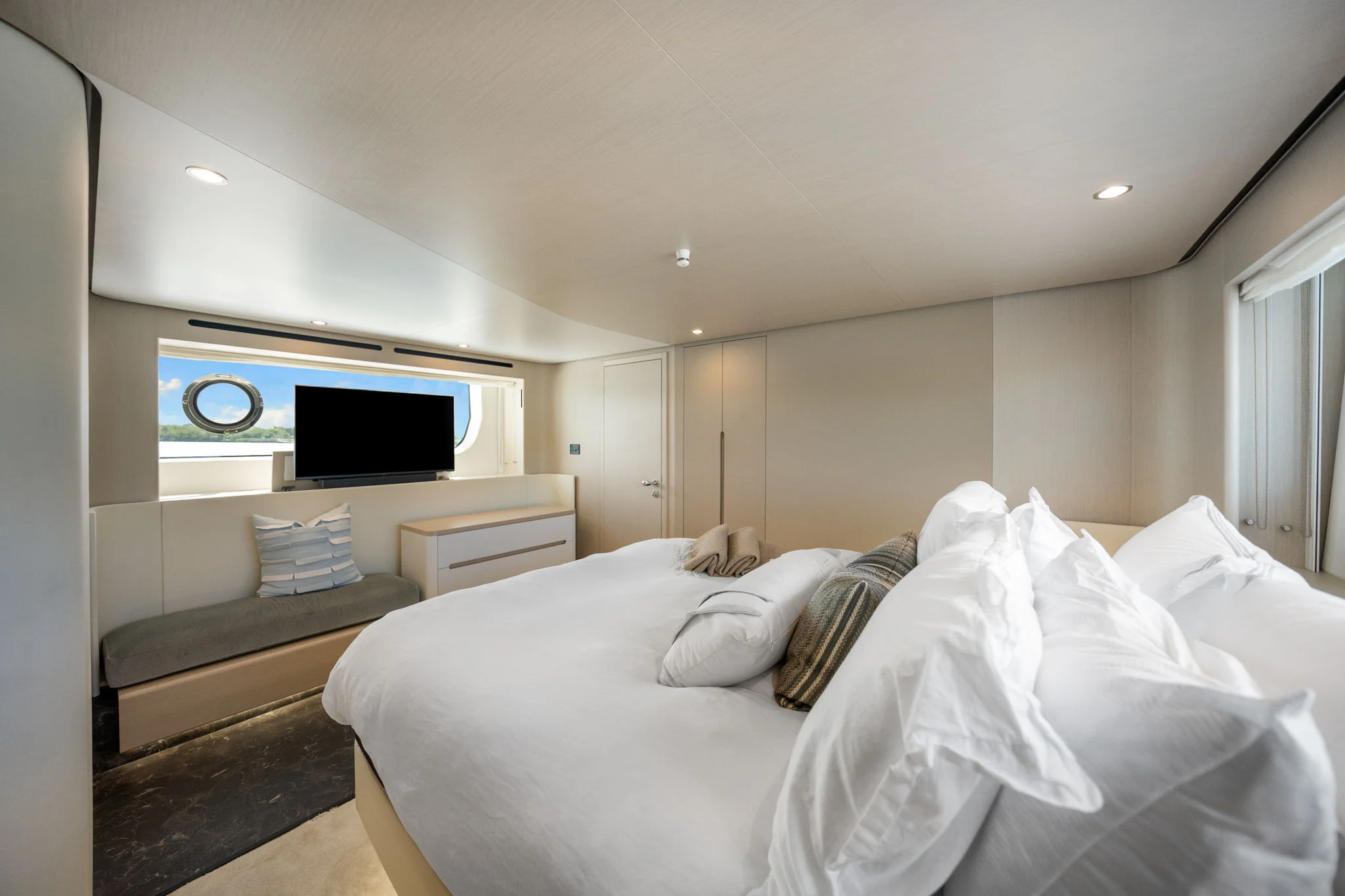 2025 Azimut 68 FLY Image Thumbnail #32