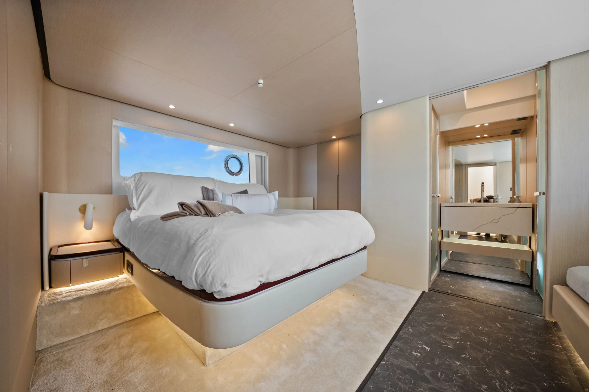 2025 Azimut 68 FLY Image Thumbnail #31