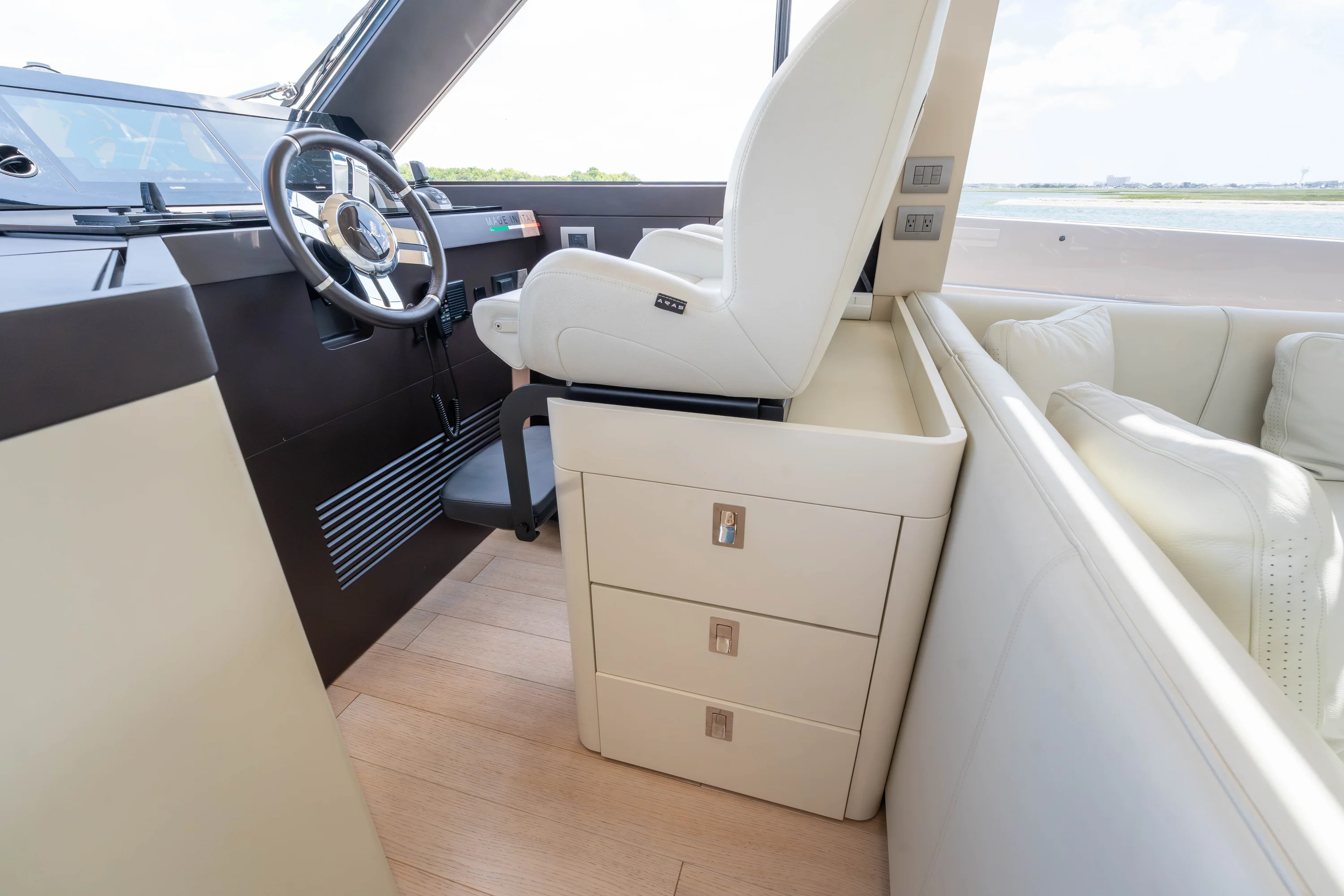 2025 Azimut Seadeck 6 Image Thumbnail #31