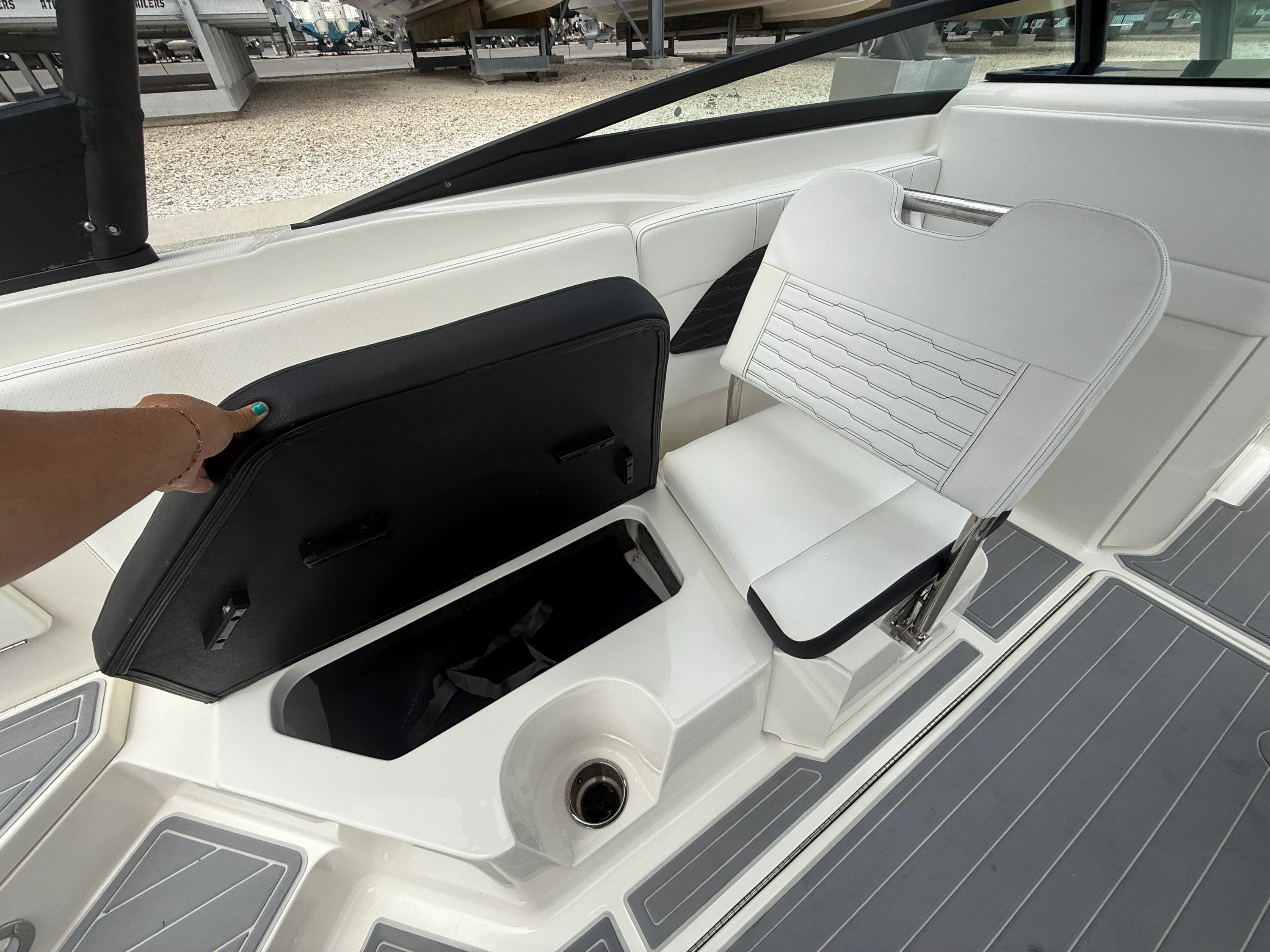 2022 Sea Ray SPX 230 OB Image Thumbnail #13